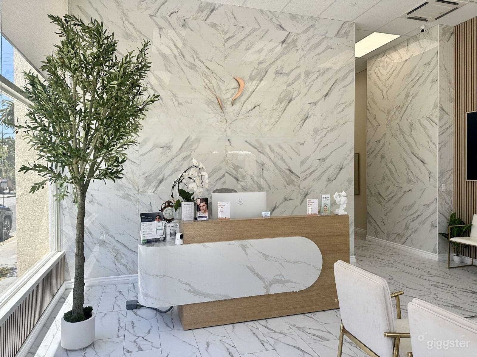 Modern Medical Doctor Office Photo 3