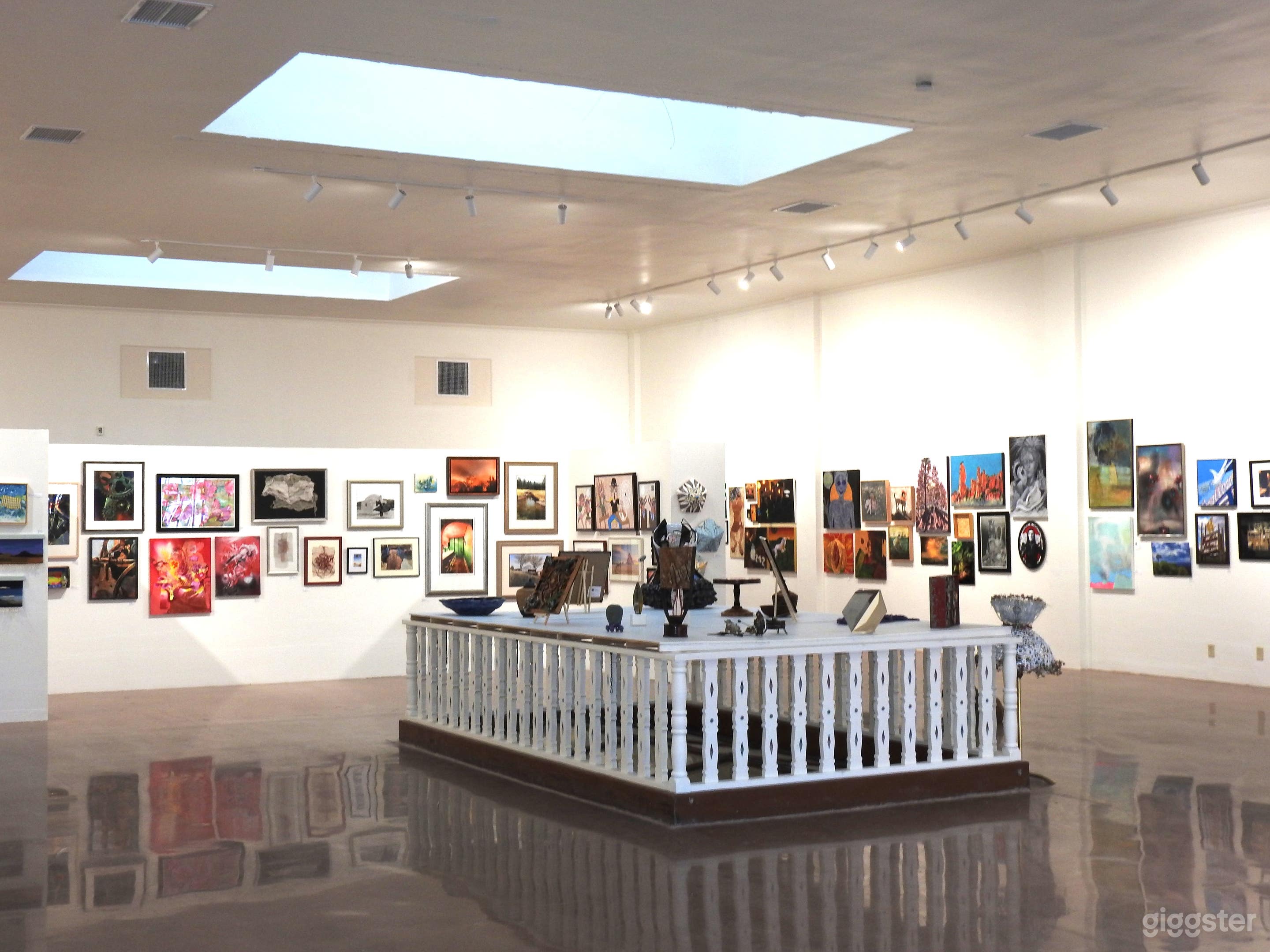Huge, Beautiful Gallery in Nat. Reg. of Historic Places Bldg Photo 3