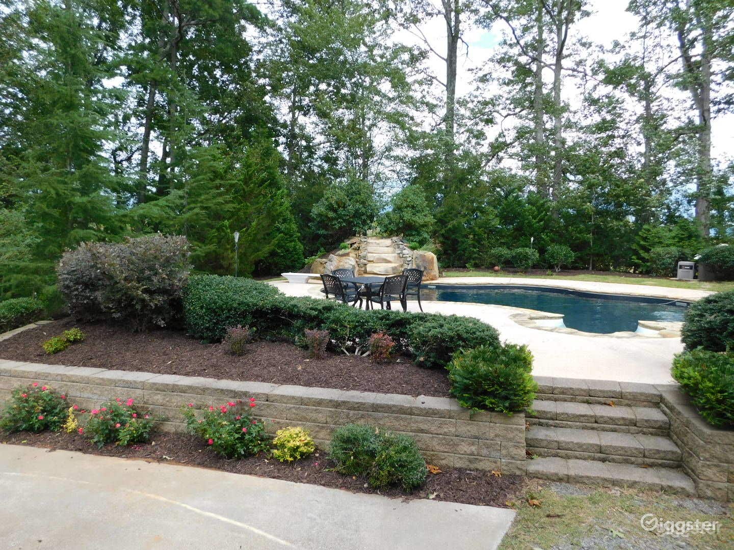 Pool and Hot tub in a Scenic Haven  Photo 2