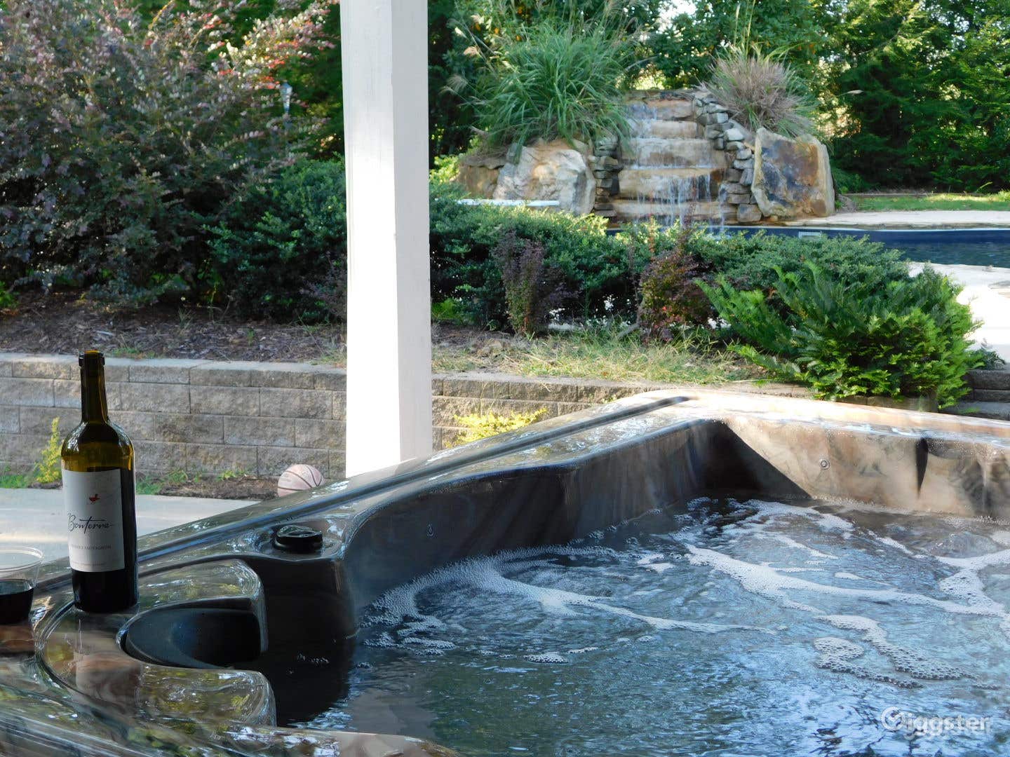 Pool and Hot tub in a Scenic Haven  Photo 3