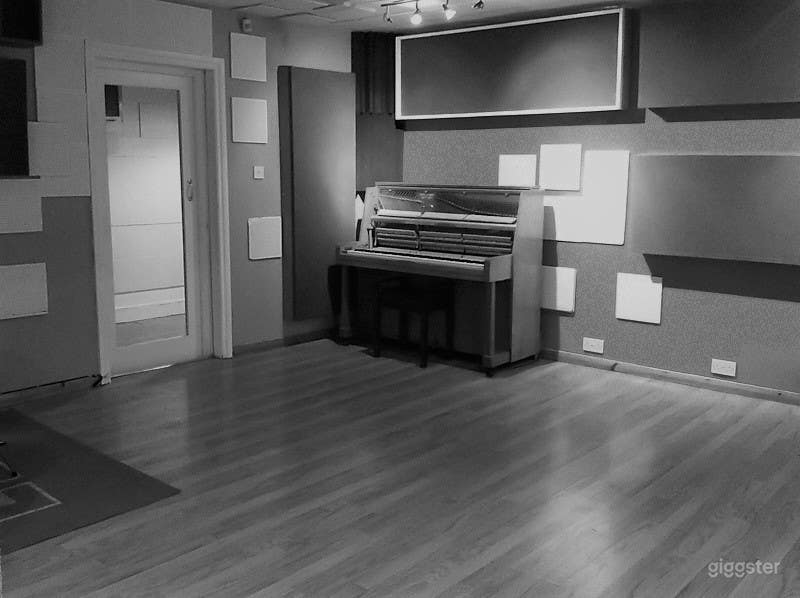 Analogue recording studio in the heart of east London Photo 4