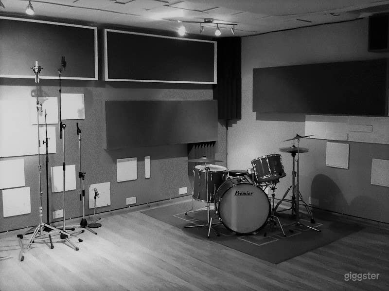 Analogue recording studio in the heart of east London Photo 3