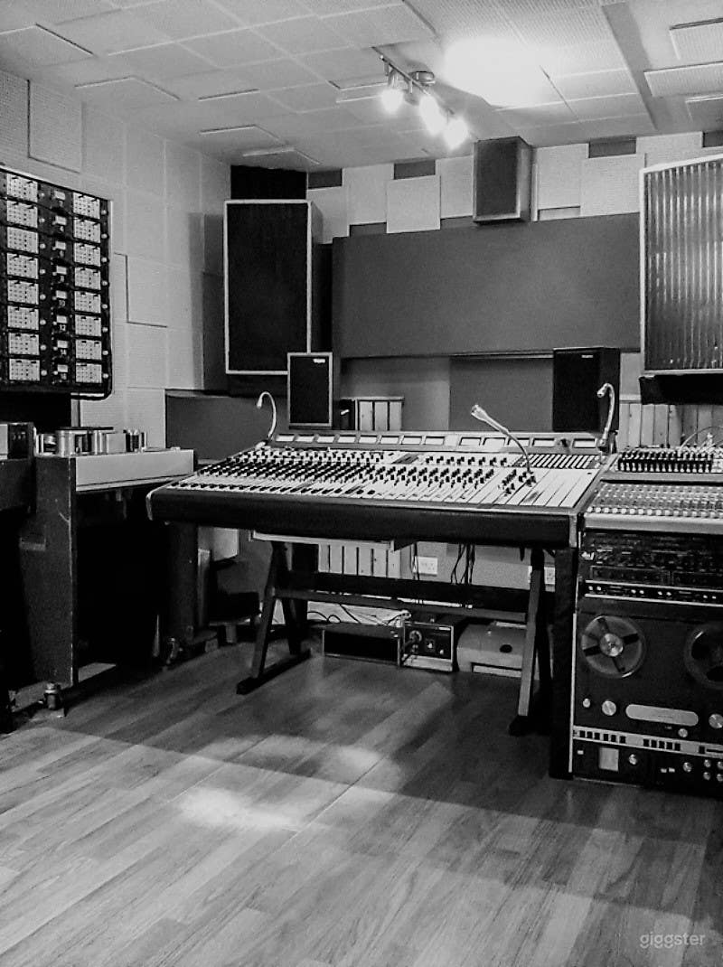 Analogue recording studio in the heart of east London Photo 1