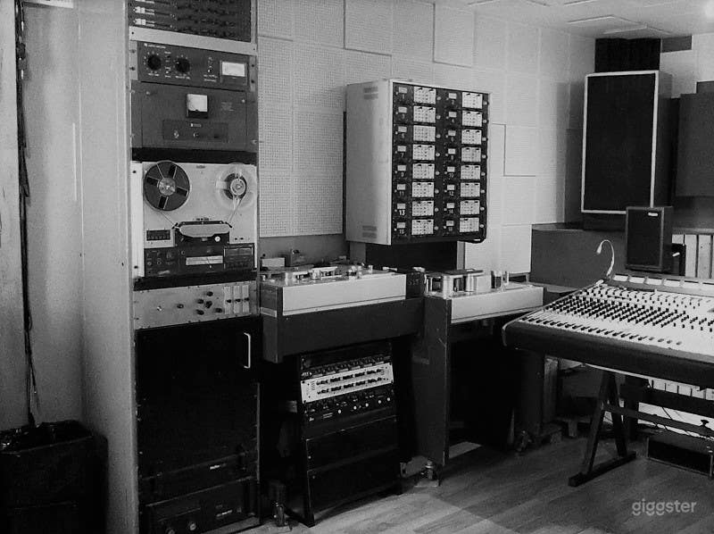 Analogue recording studio in the heart of east London Photo 2