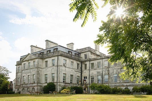 Bright Outdoor Garden and Venue for Events Photo 4