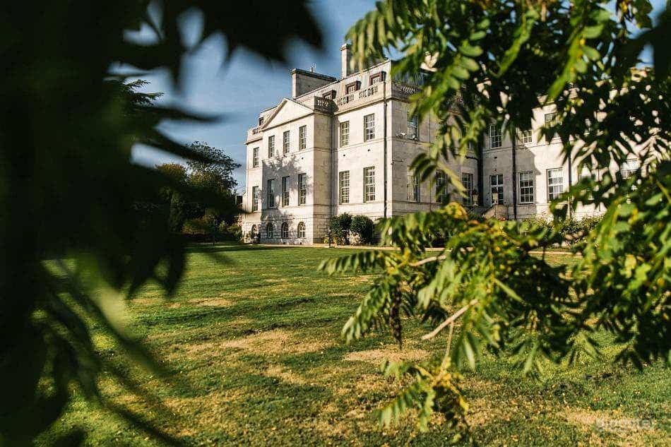 Bright Outdoor Garden and Venue for Events Photo 3