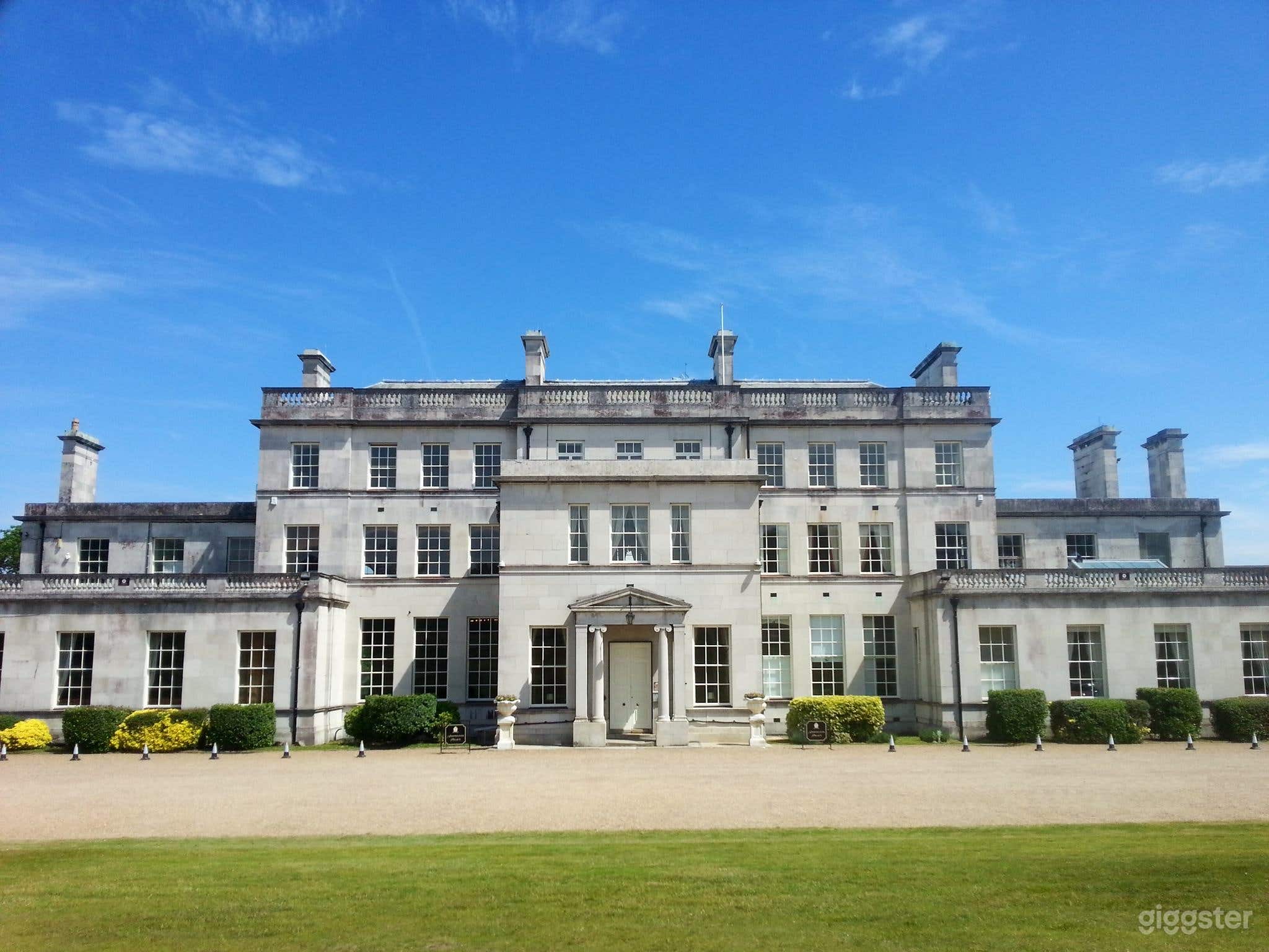 Bright Outdoor Garden and Venue for Events Photo 1