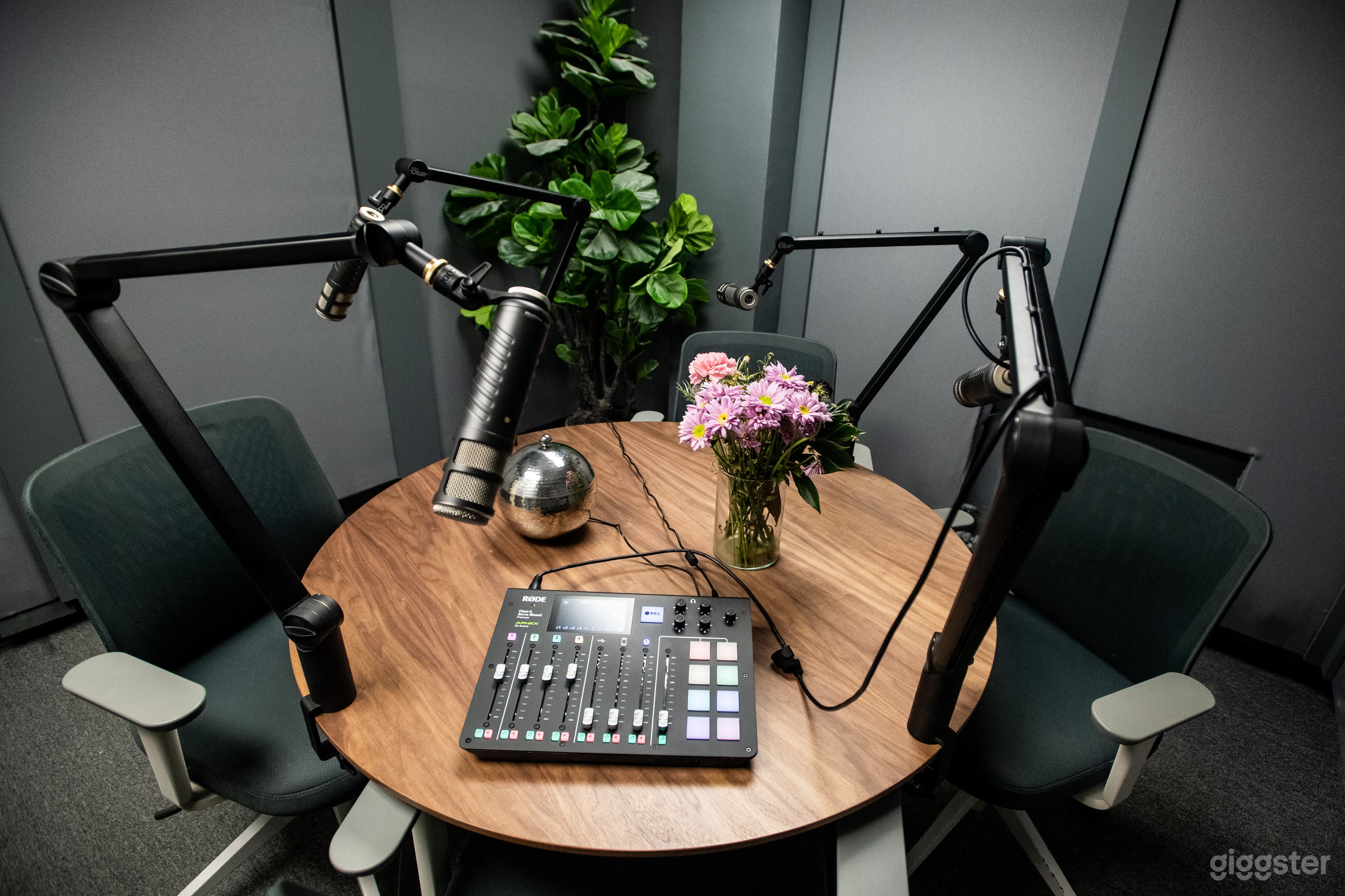 High End Podcast Audio Recording Studio Photo 1