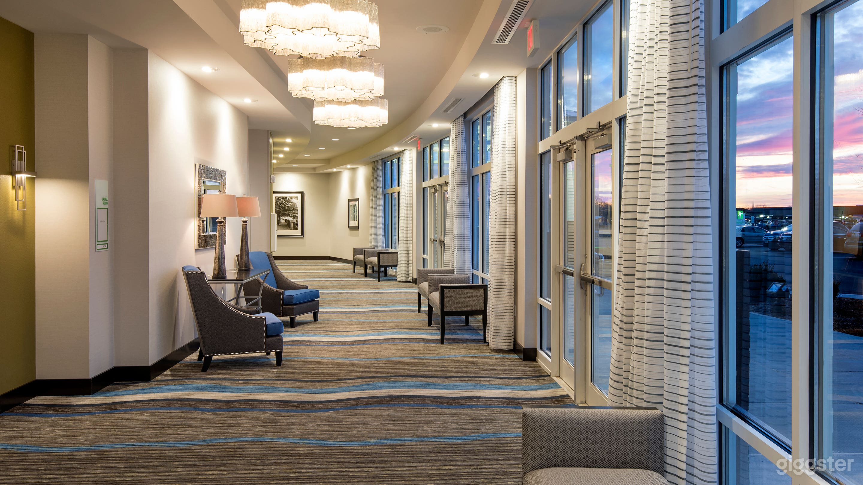 Spacious Ballroom for you Photo 4