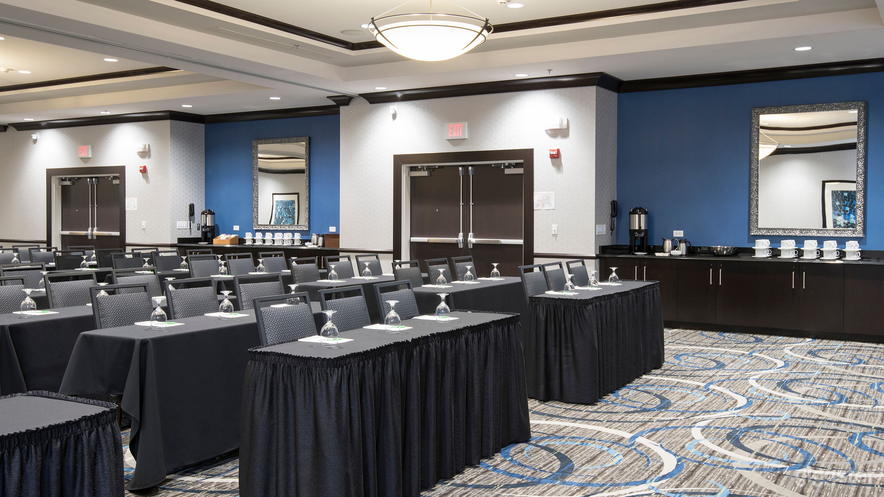 Spacious Ballroom for you Photo 3