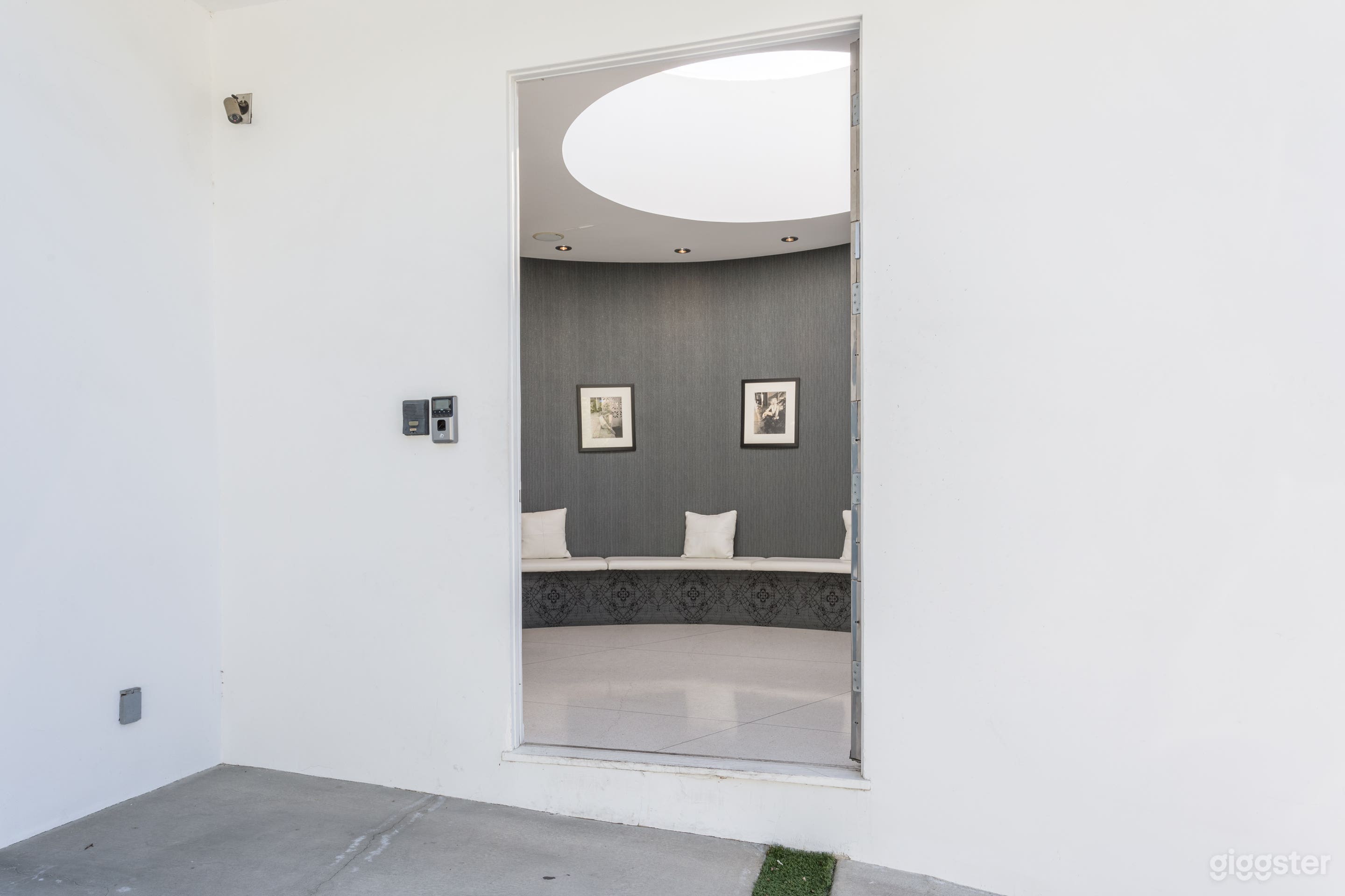 Blue &amp; Bleached  Photo 3