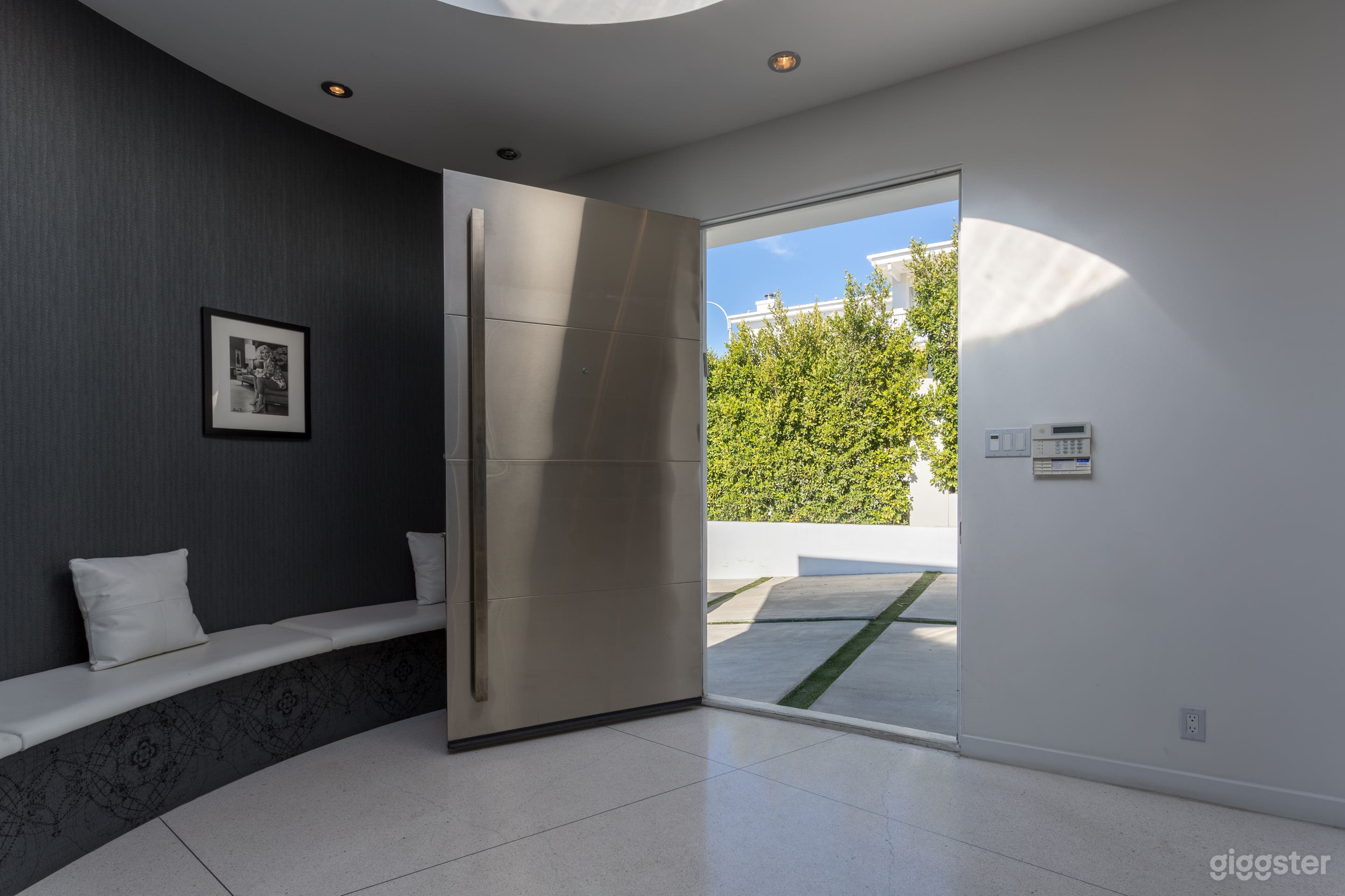 Blue &amp; Bleached  Photo 4