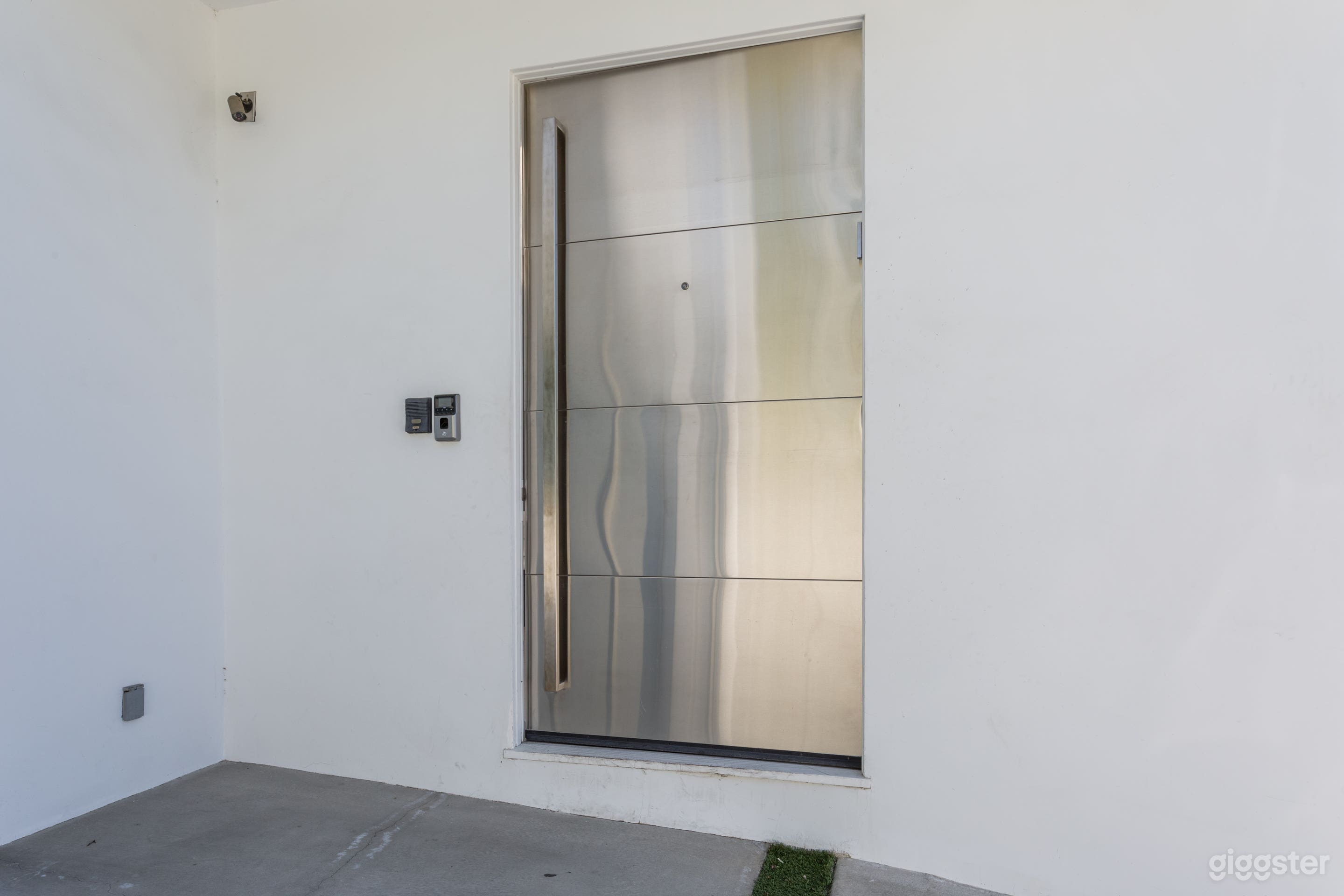 Blue &amp; Bleached  Photo 2