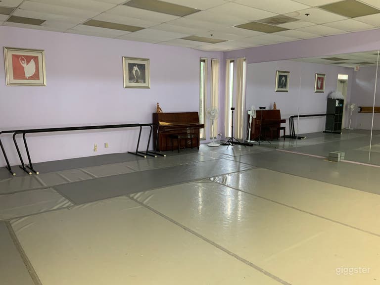  Modern Ballet and Dance Studio 