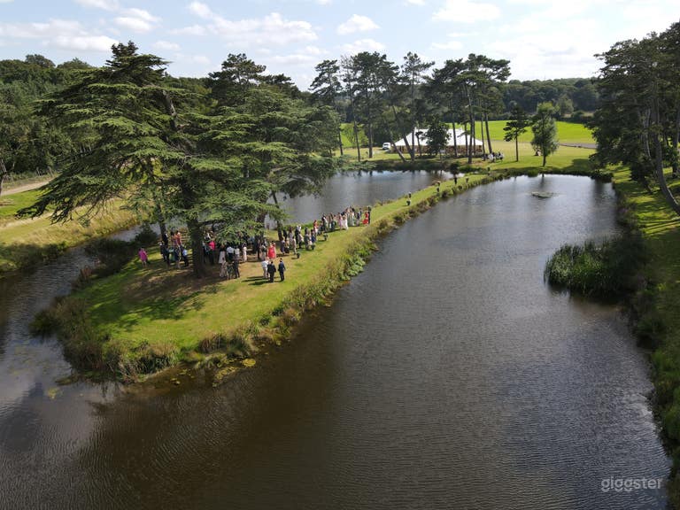  Lago con Isola e Viale di Pini 