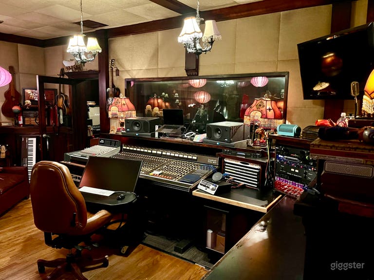  Working control room. 