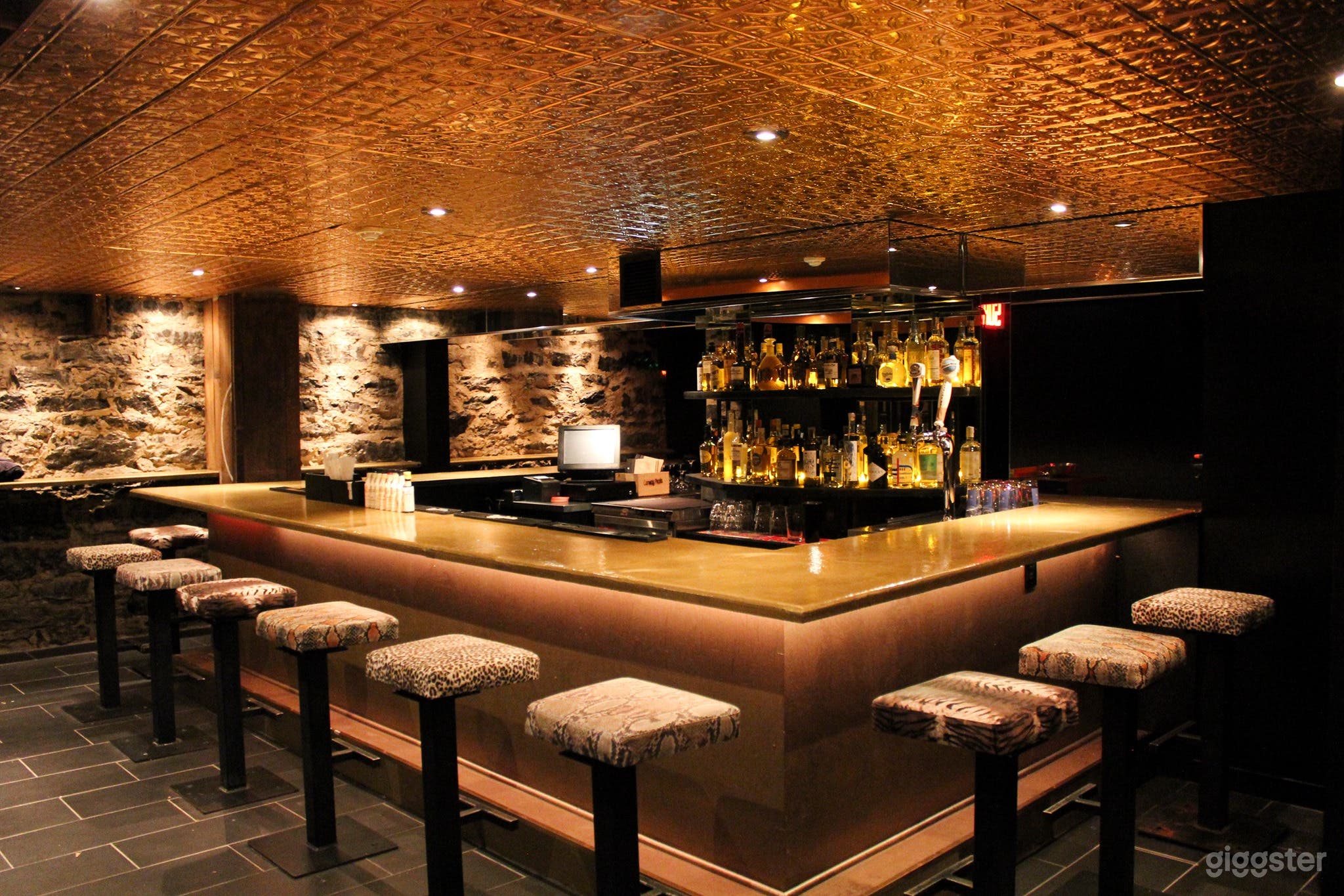 Quintessential Indian Restaurant in Montreal (Buyout) Photo 2