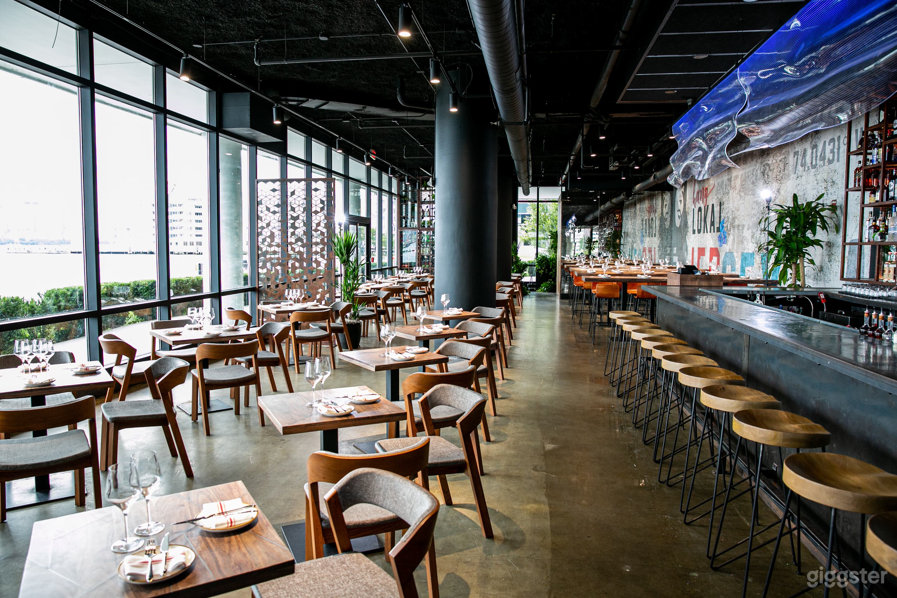 Majestic Waterfront City Views Photo 2