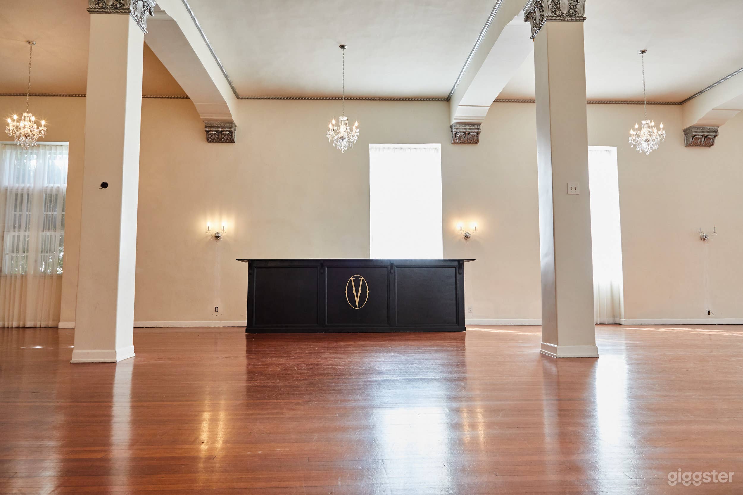 Perfect Hollywood Lounge Photo 4