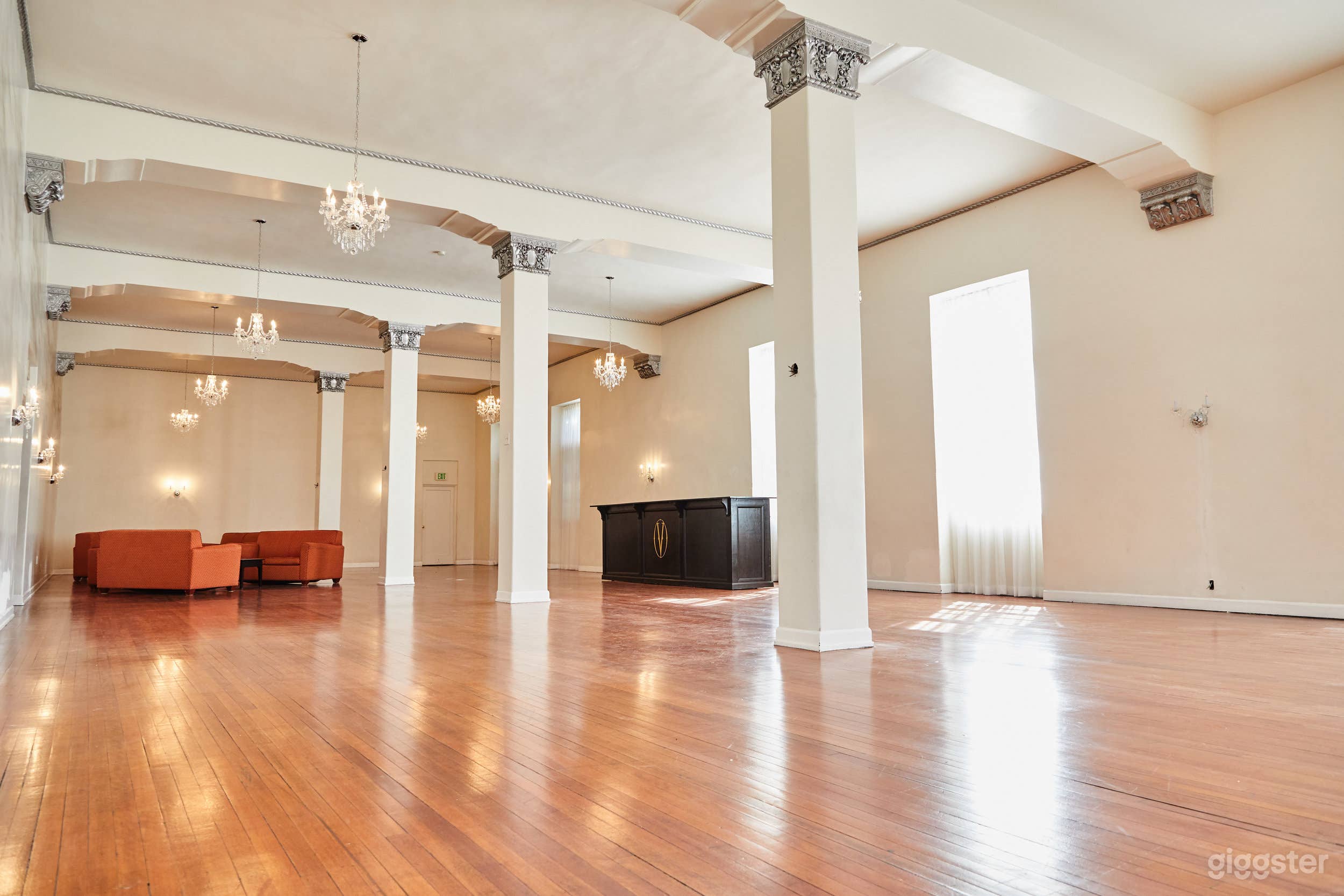 Perfect Hollywood Lounge Photo 1