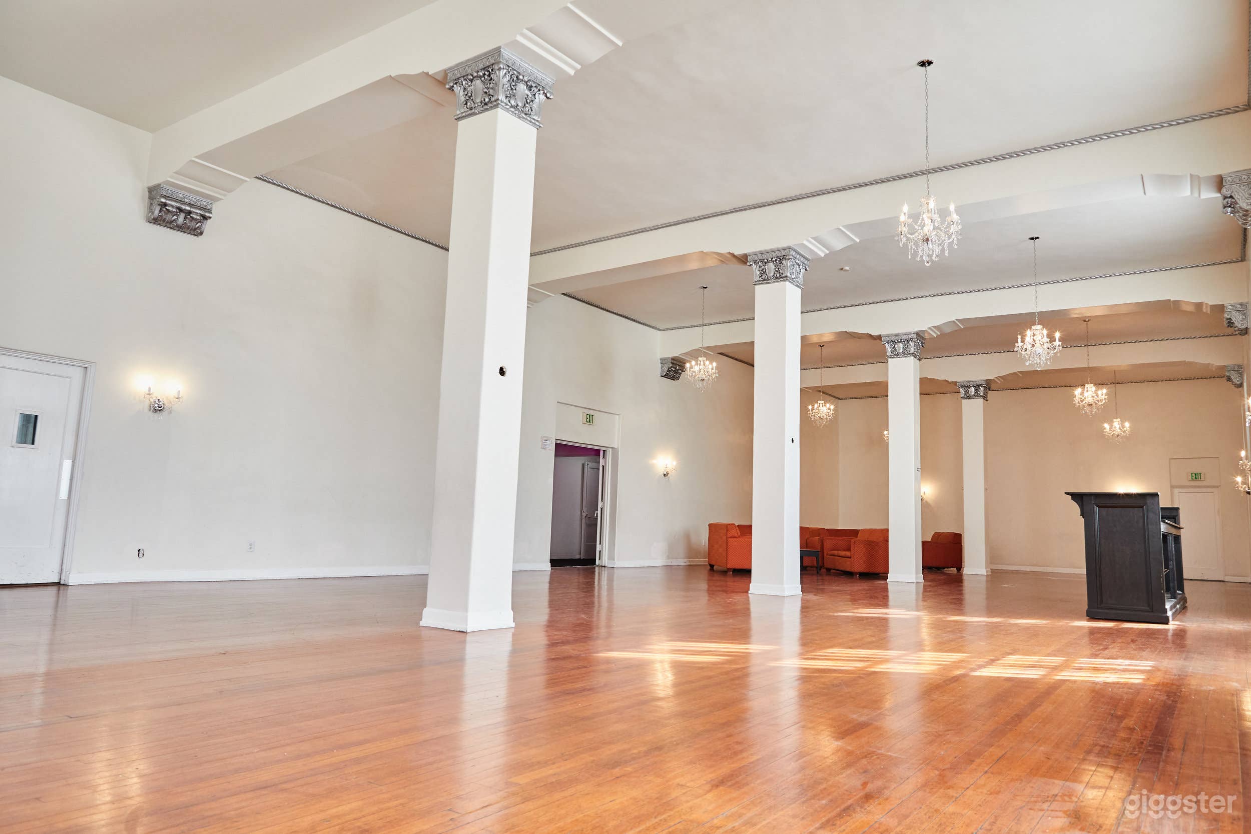 Perfect Hollywood Lounge Photo 3