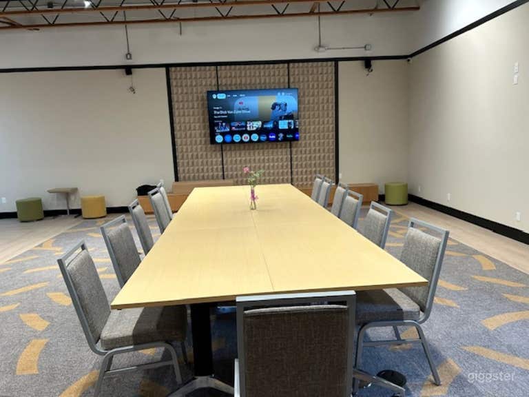  Meeting room with 85&quot; TV and speakers 