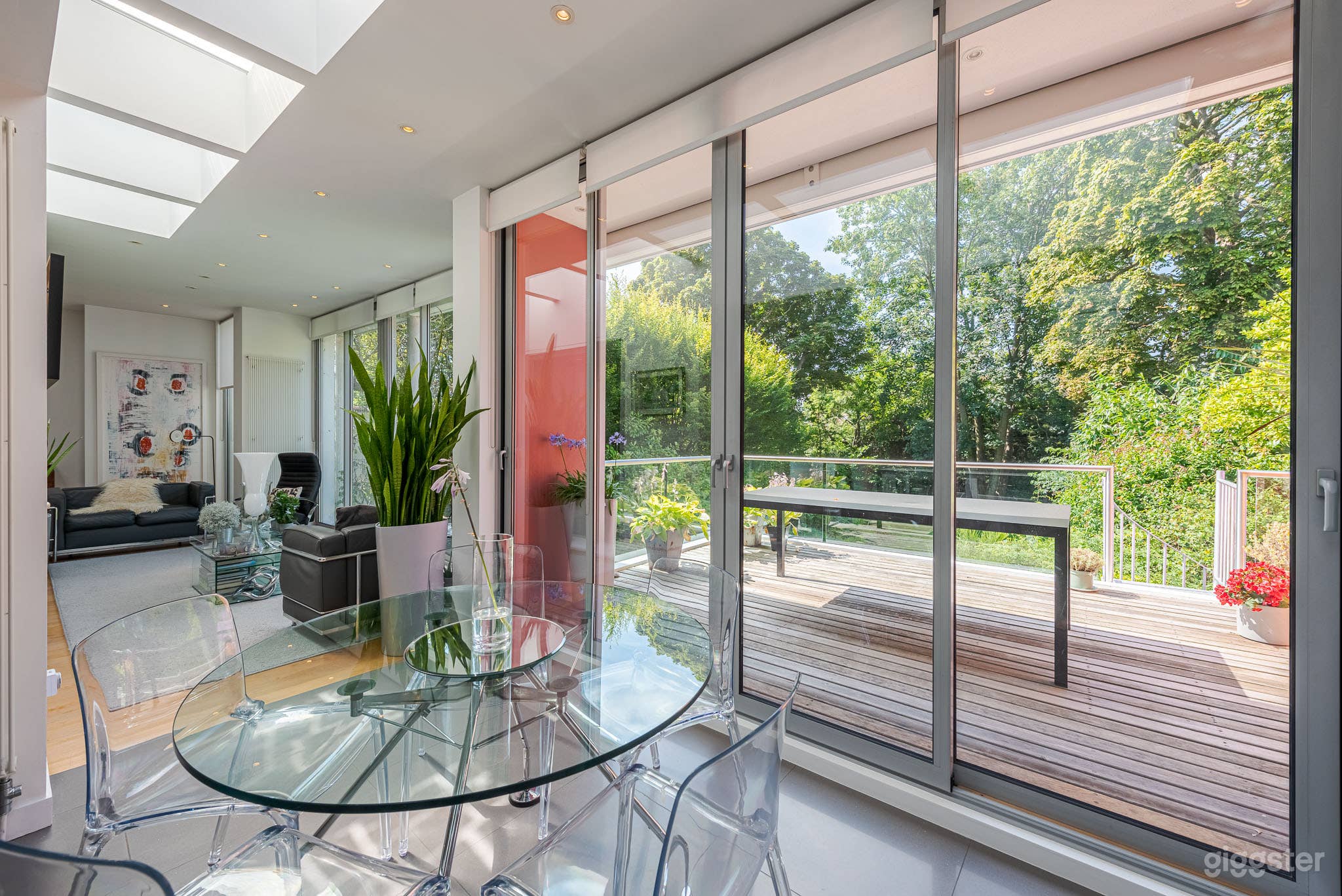 Melrose House With a Magnificent, Spiral Staircase Photo 4