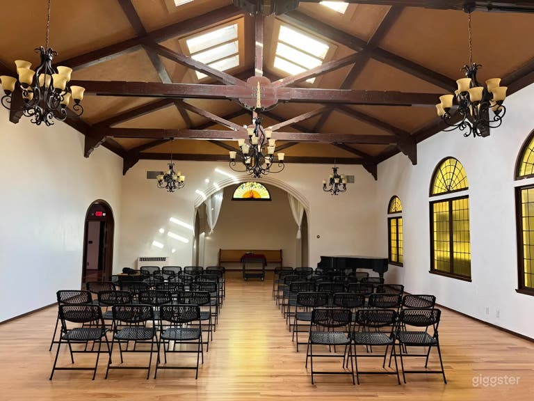  Salón de Baile Elegante con Capilla, Piano de Cola  Iluminación para Eventos 
