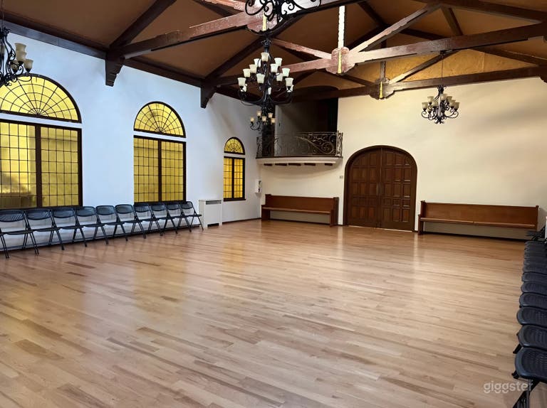  Salón de Baile Elegante con Capilla, Piano de Cola  Iluminación para Eventos 