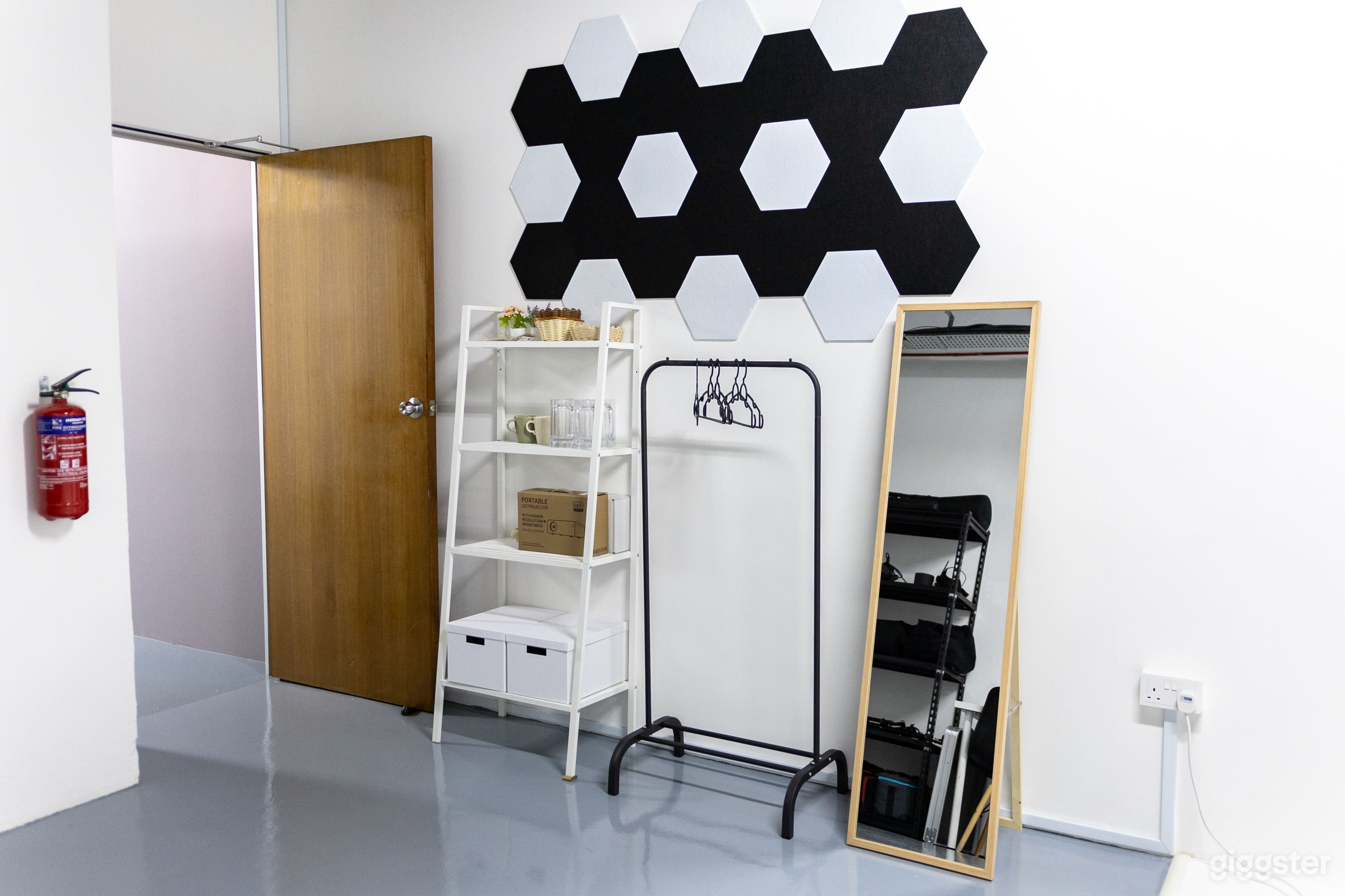 Mini Cyclo Studio for rent Photo 4