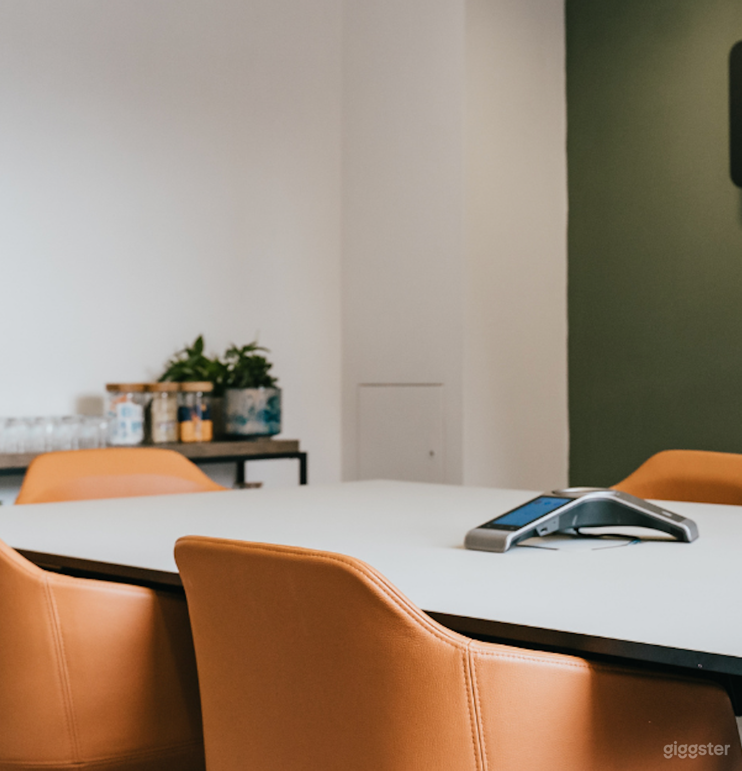 The Hirst Room Good for 8 Persons Photo 2