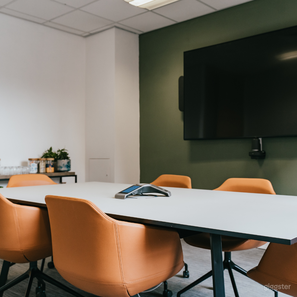 The Hirst Room Good for 8 Persons Photo 1