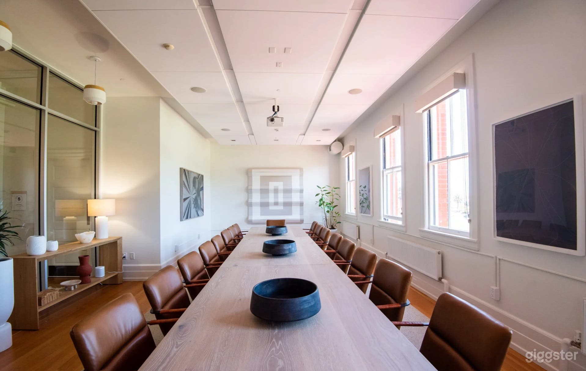 Presidio Prestige: Luxurious Boardroom Photo 1