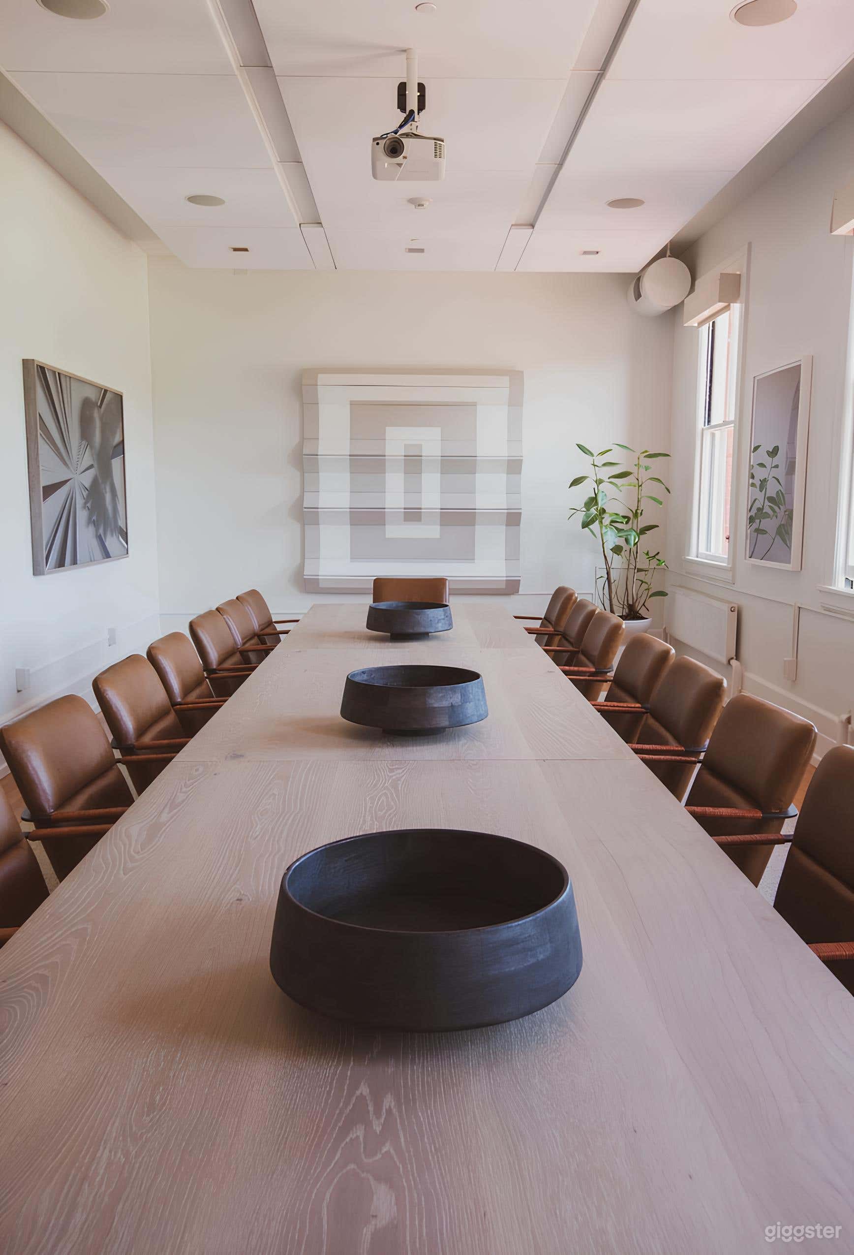 Presidio Prestige: Luxurious Boardroom Photo 3