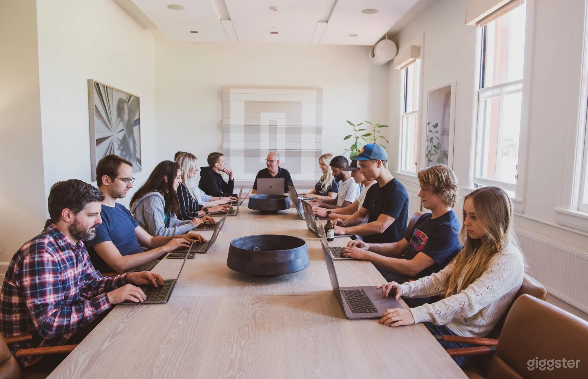 Presidio Prestige: Luxurious Boardroom Photo 2