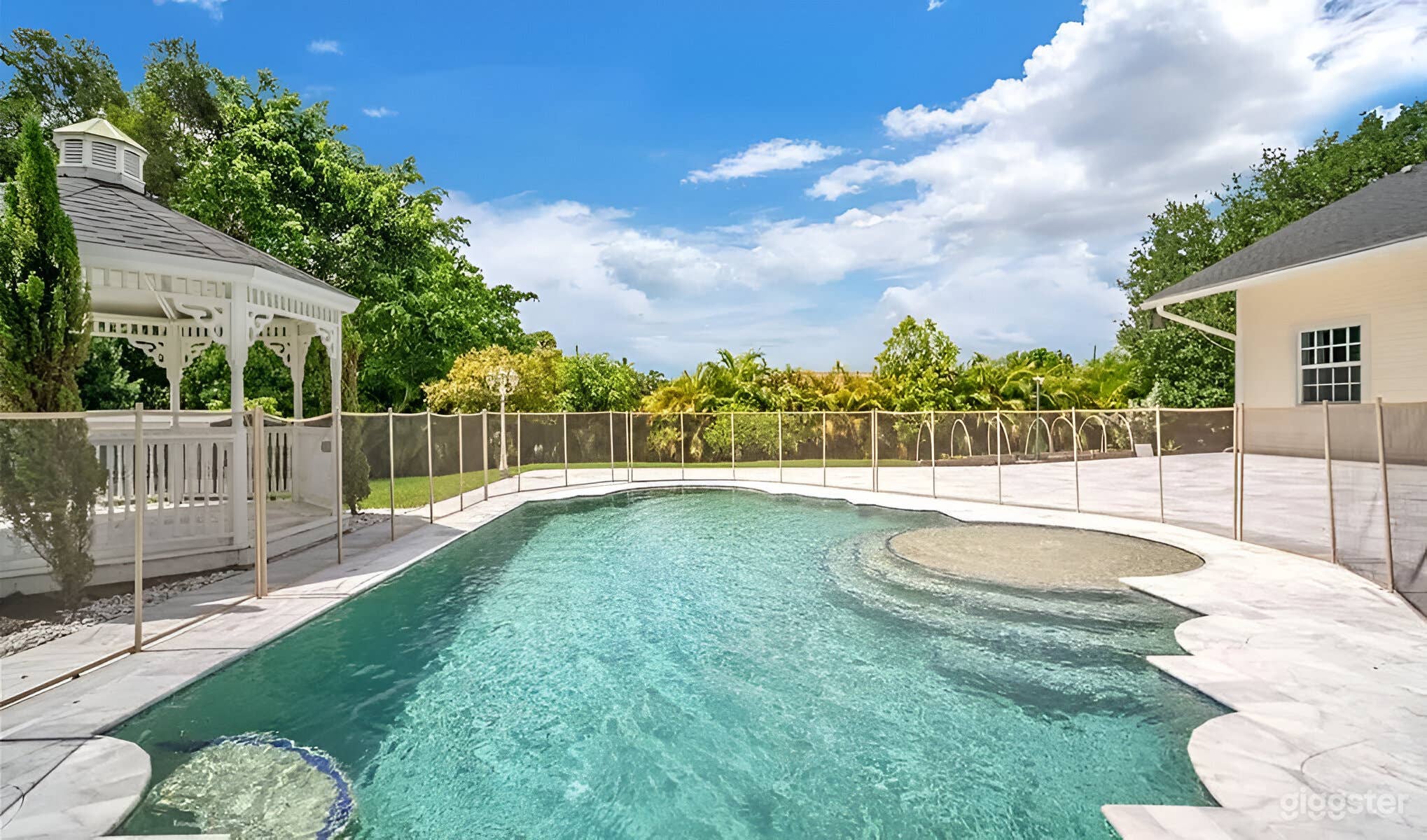 Crystal-clear pool in South Florida Photo 1