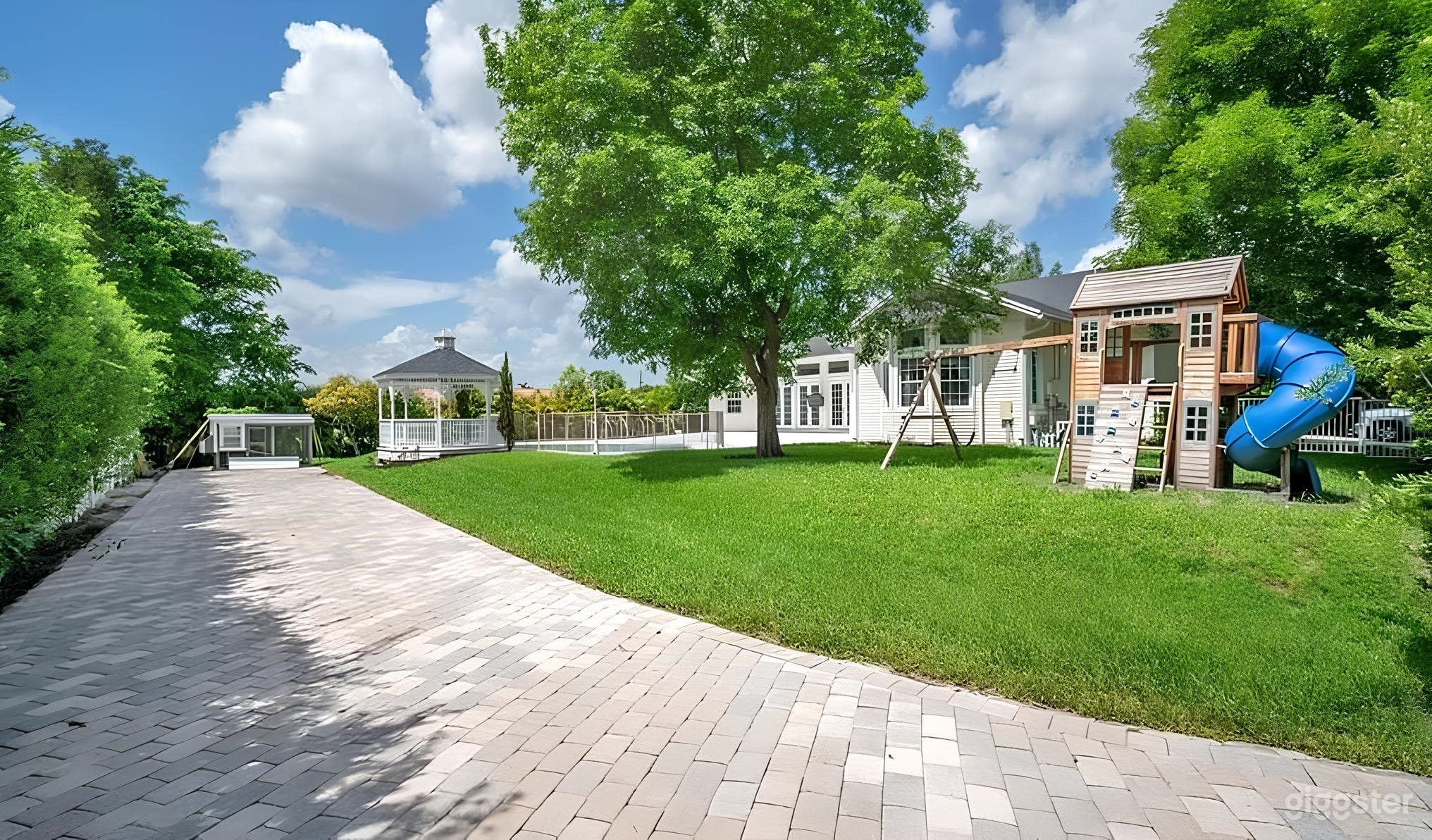Crystal-clear pool in South Florida Photo 4