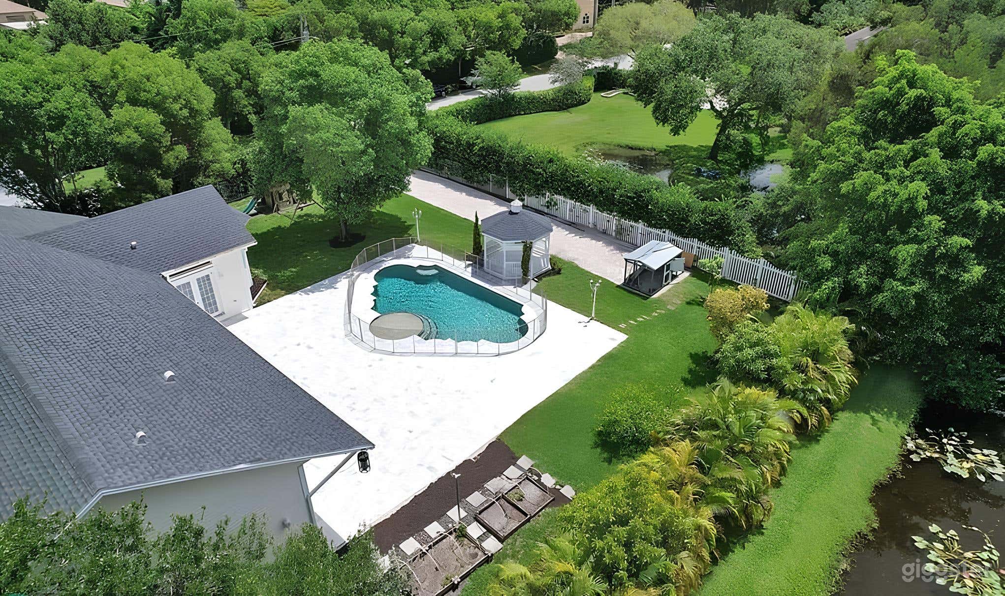 Crystal-clear pool in South Florida Photo 3