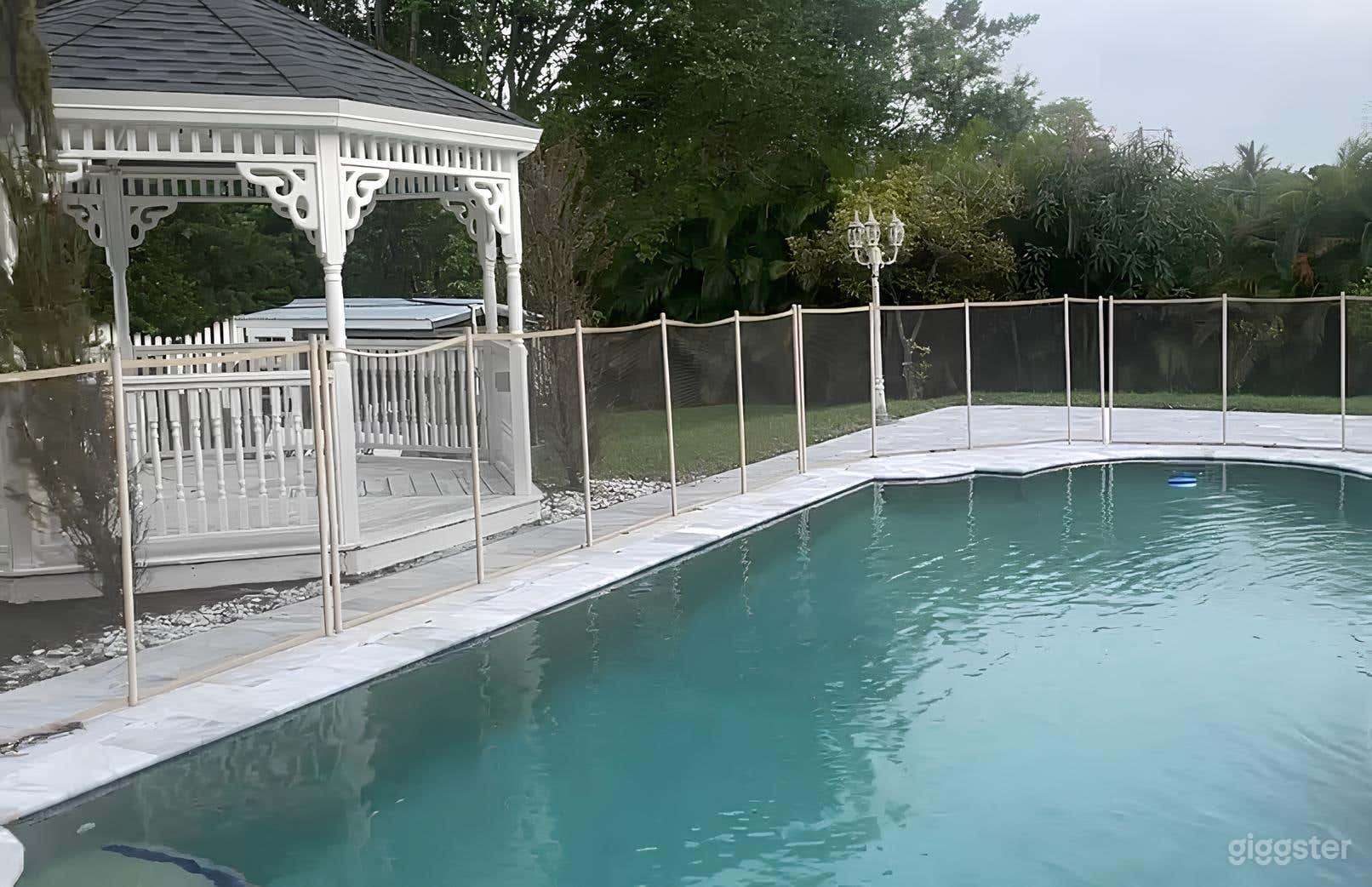 Crystal-clear pool in South Florida Photo 2