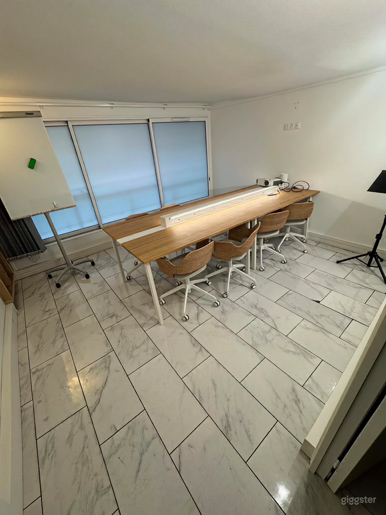  Parisian workspace with a clean minimalist decor 