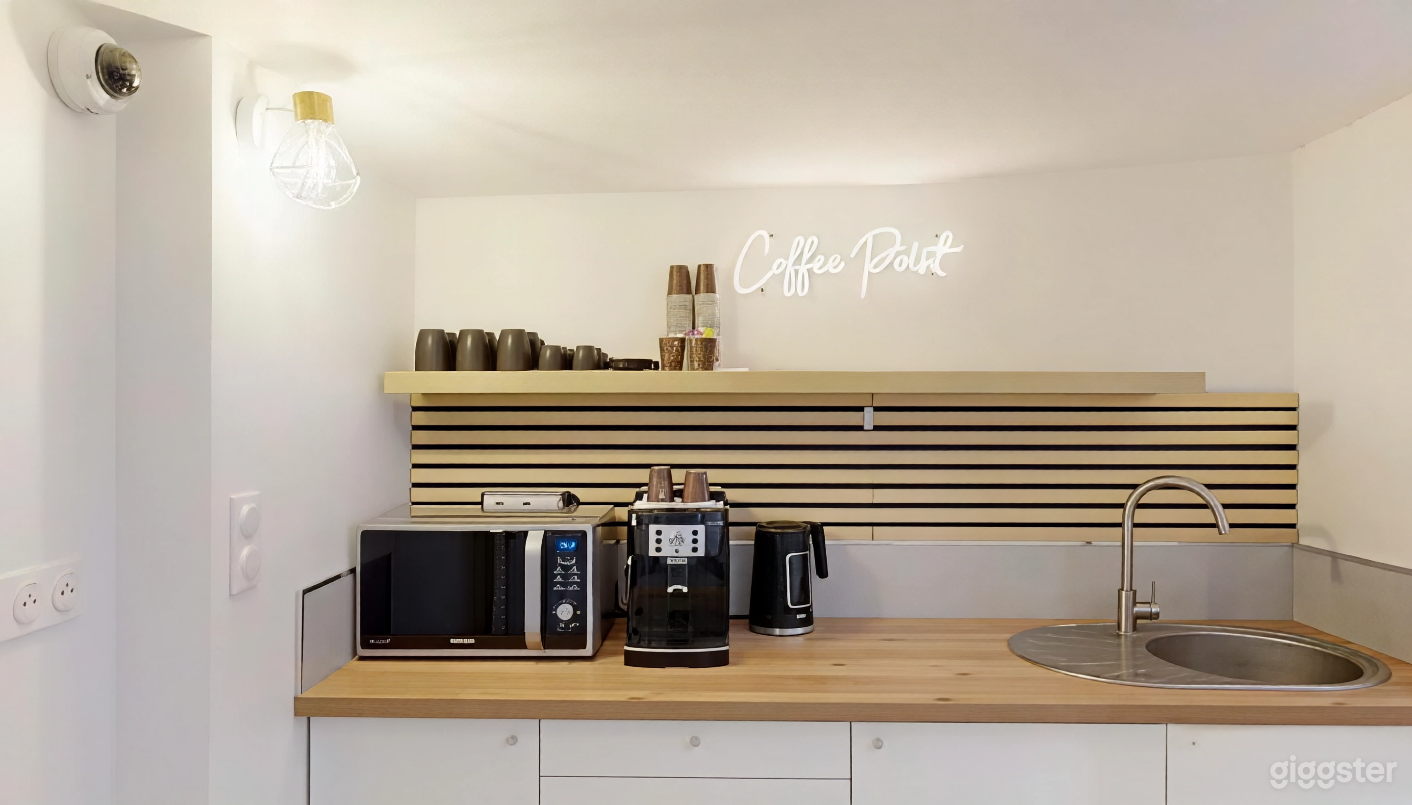 Photo de Parisian workspace with a clean minimalist decor 4