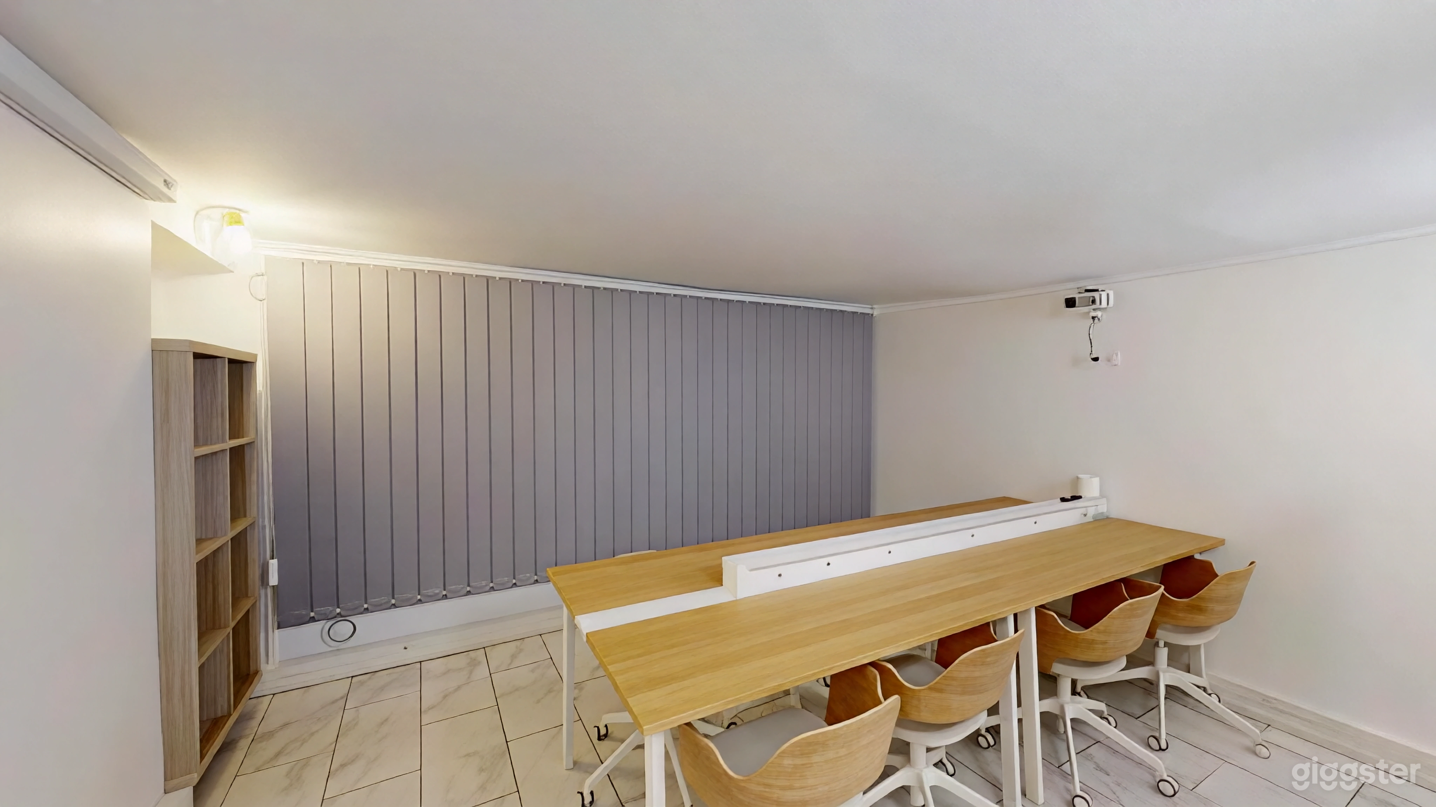 Photo de Parisian workspace with a clean minimalist decor 1