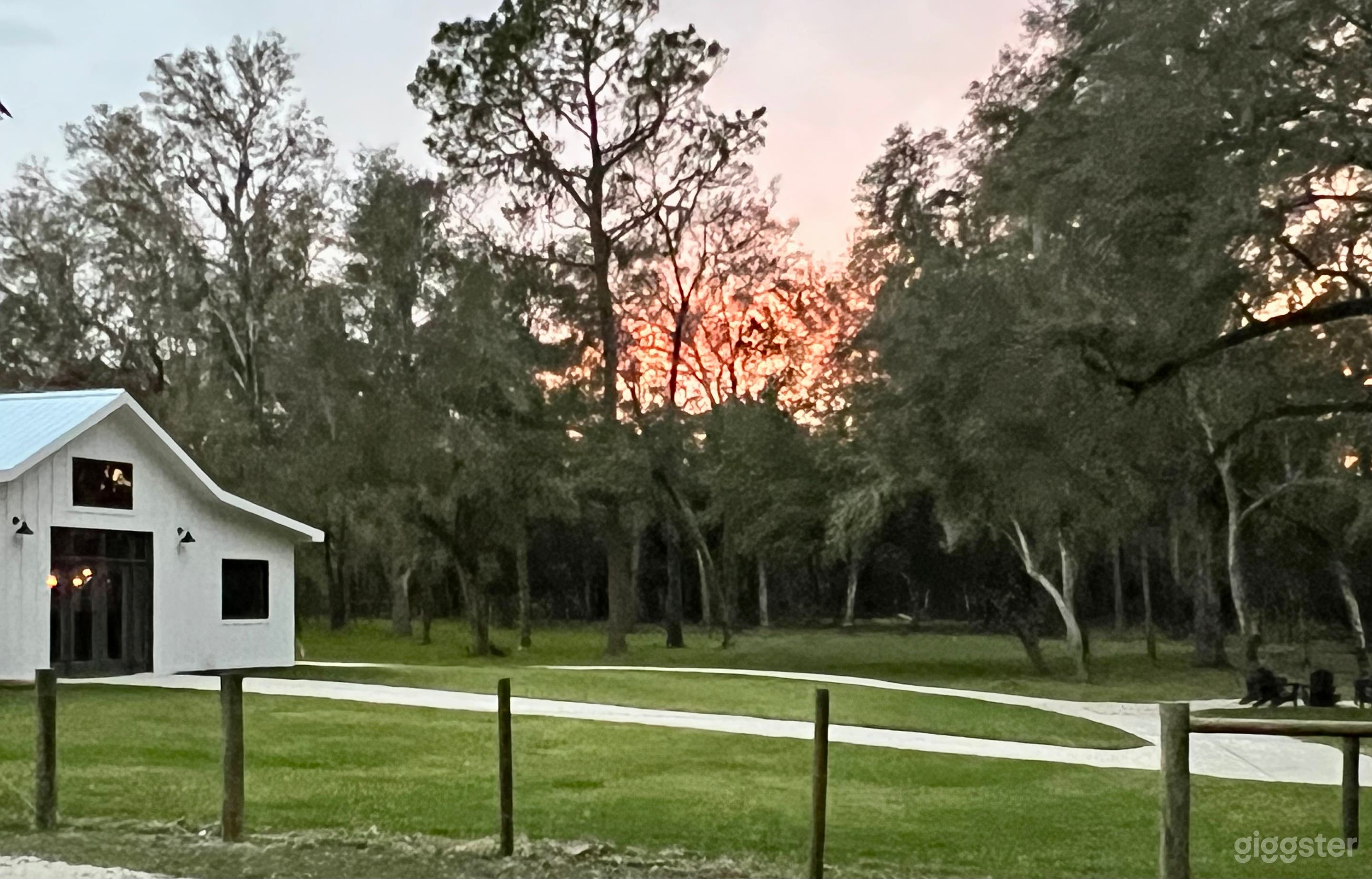 Expansive Farm + Bed &amp; Breakfast House Photo 4