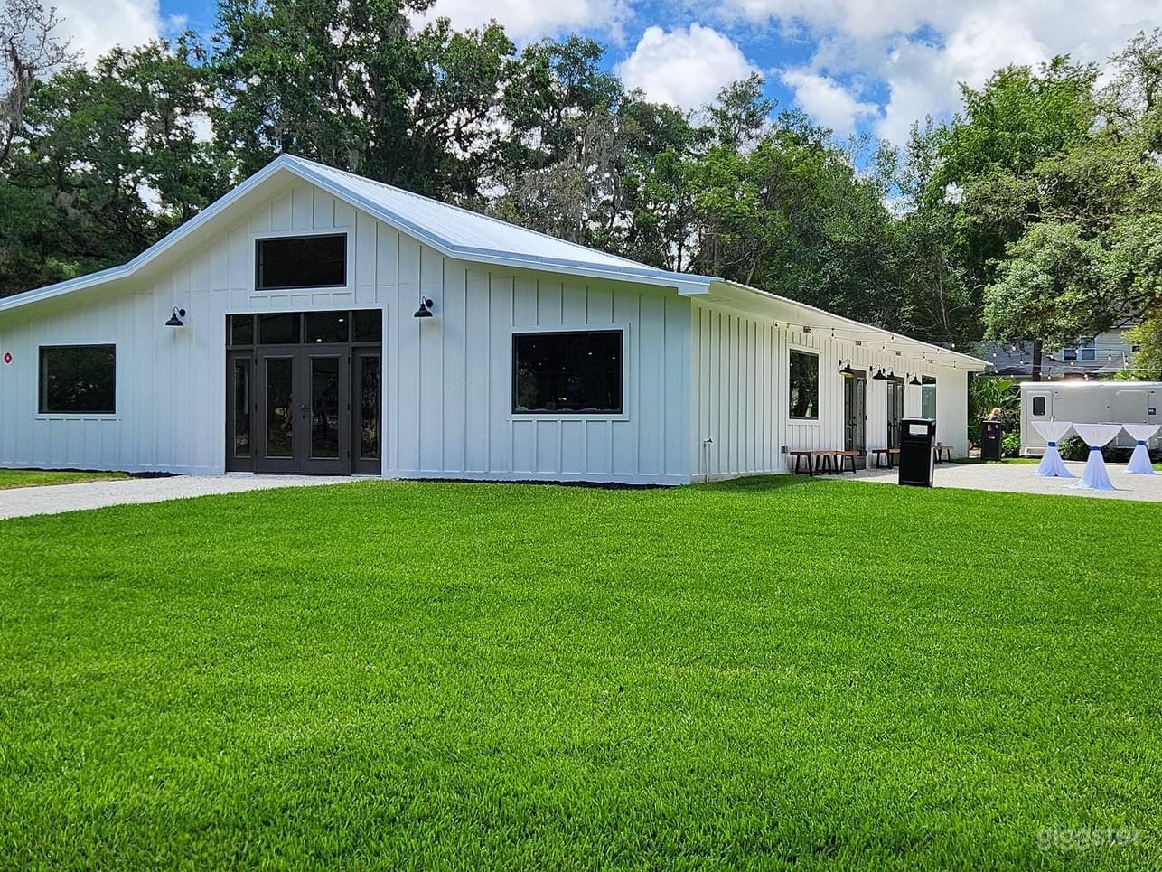 Expansive Farm + Bed &amp; Breakfast House Photo 1