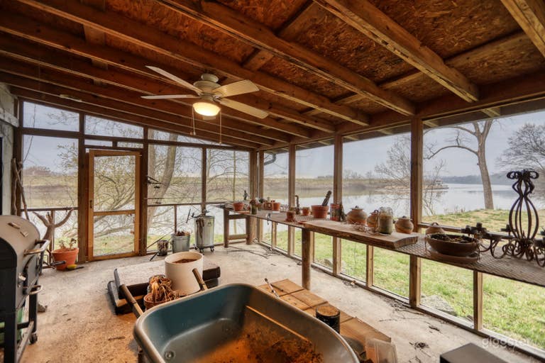  Screened side porch. 