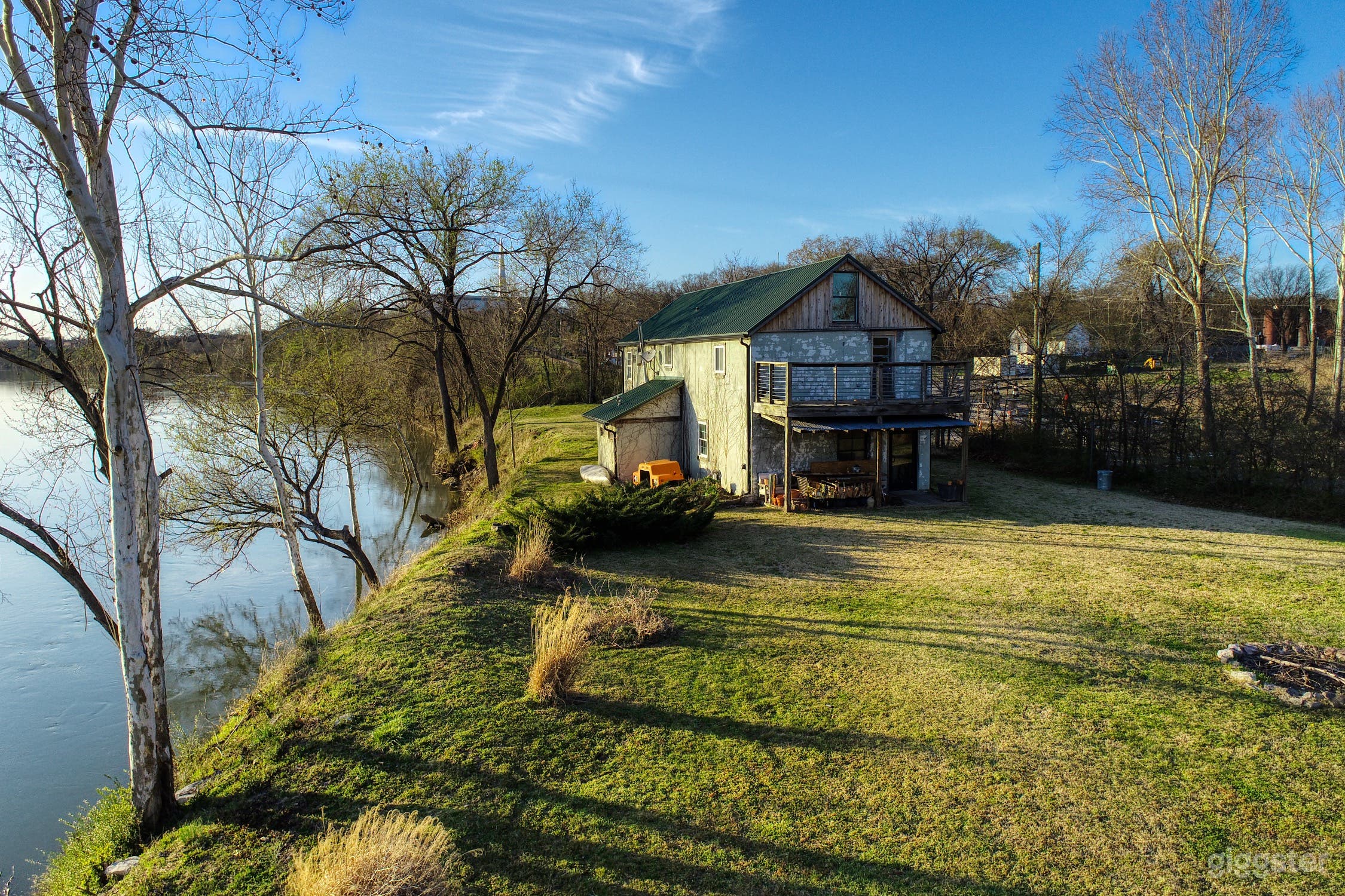 Huge Yard.  Available for large tent. 