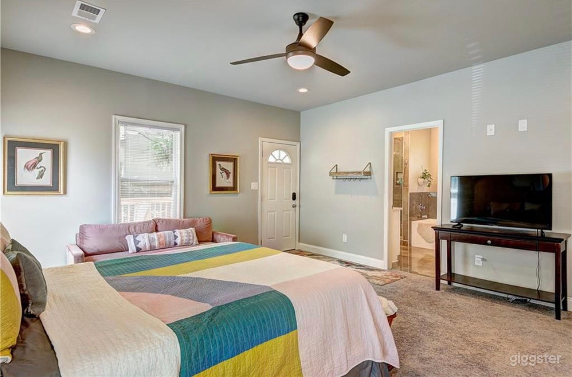 XL Master Suite
-private bath
-sitting area
-fully furnished 
-tons of natural light
-private entrance to back deck and backyard