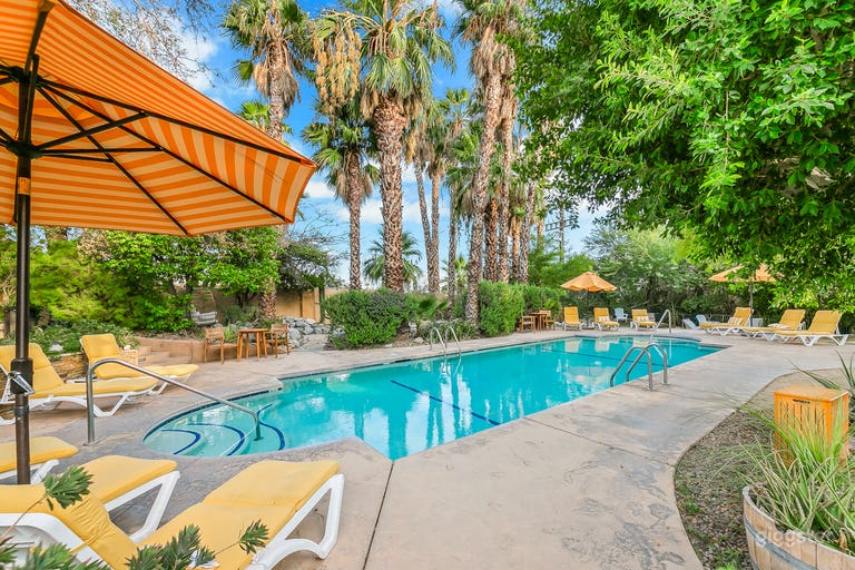  Oasis del Desierto: Piscinas Minerales y Ambiente de Hotel Boutique 