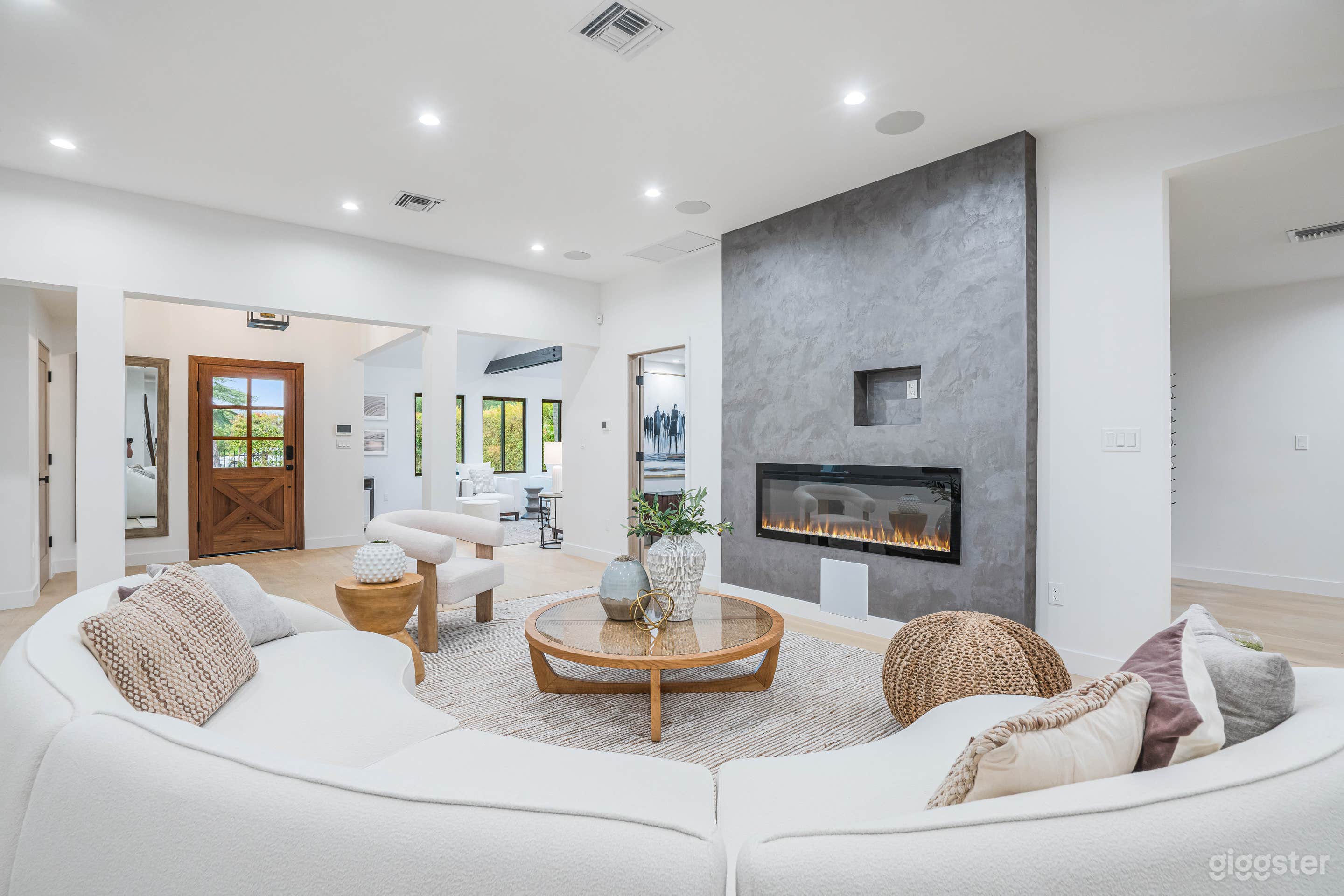 Stunning Modern Farmhouse Home Fully Furnished Photo 3