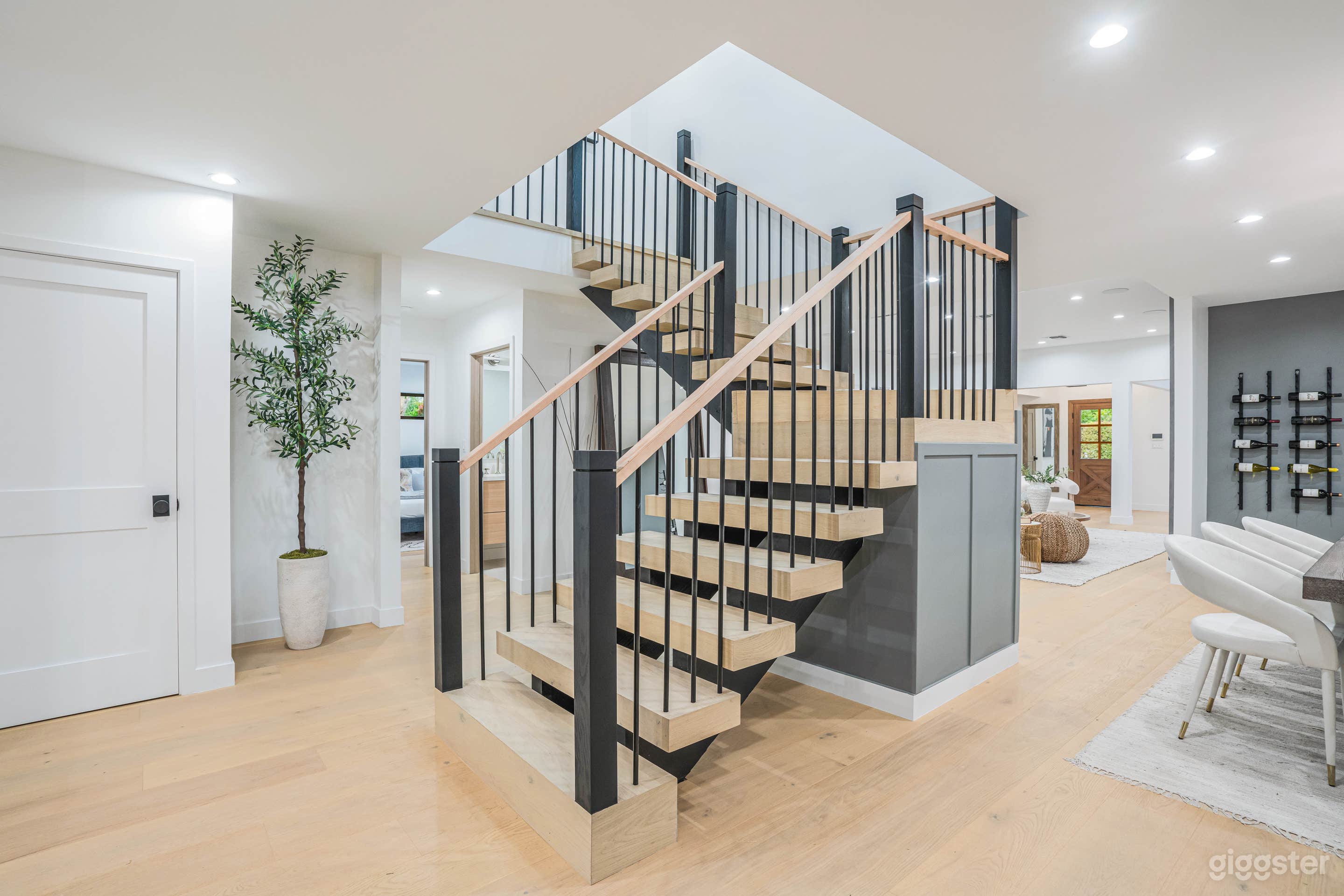 Stunning Modern Farmhouse Home Fully Furnished Photo 4